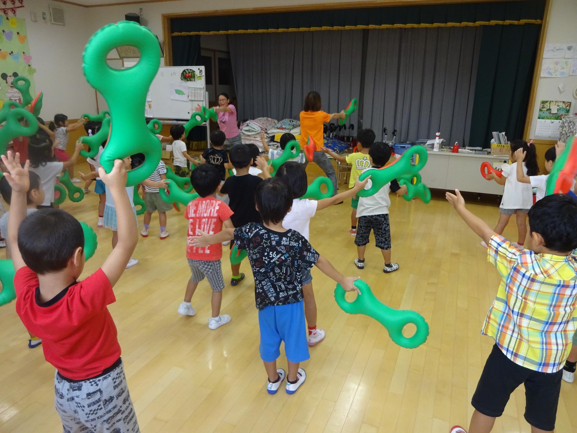 3B体操をするひまわり組とさくら組の様子です。