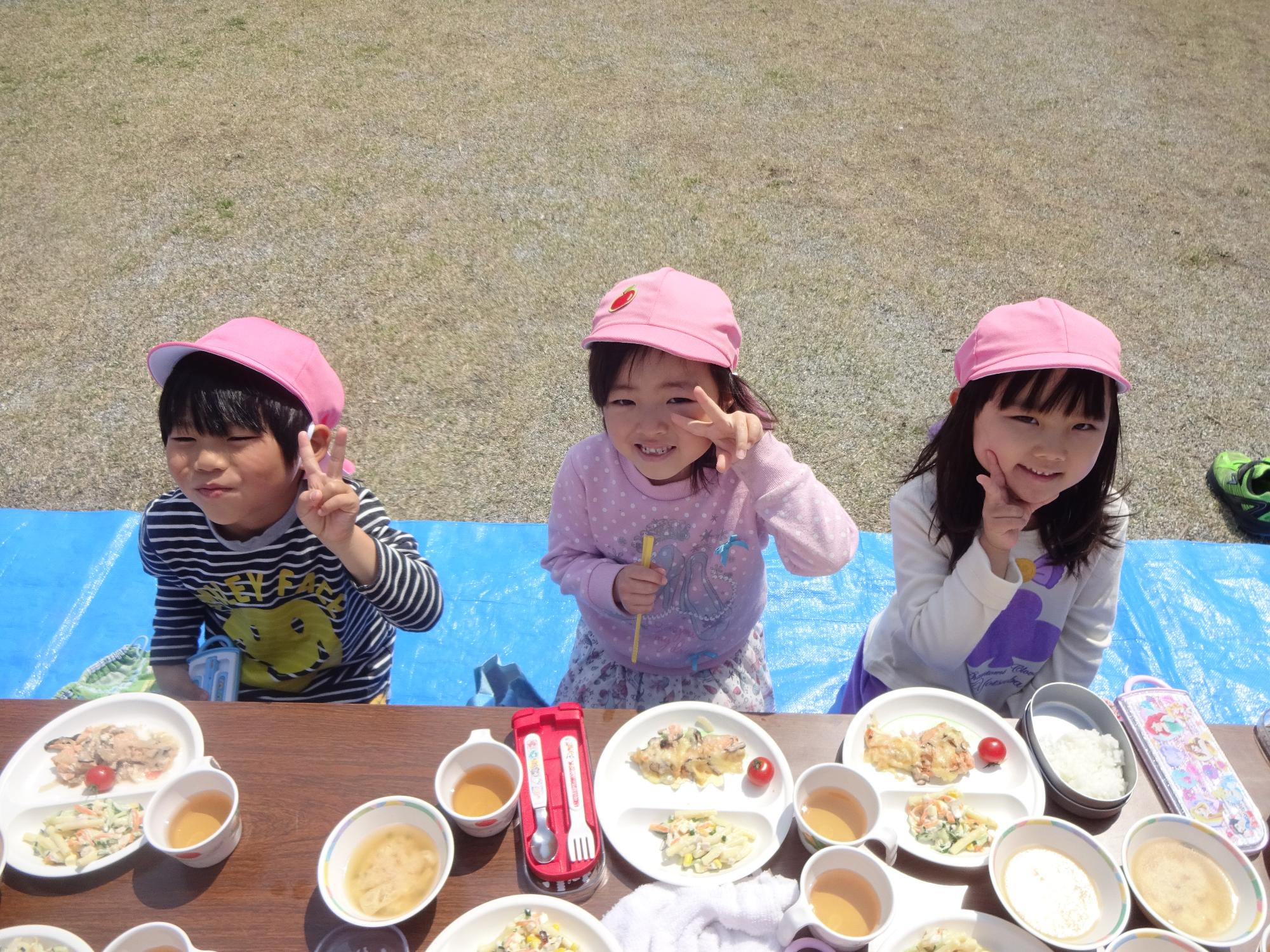 お花見給食を楽しむひまわり組の様子です。