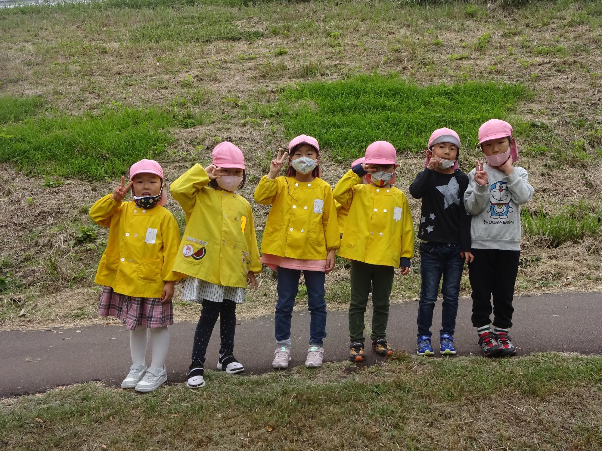 散歩を楽しむひまわり組の子どもの姿です。