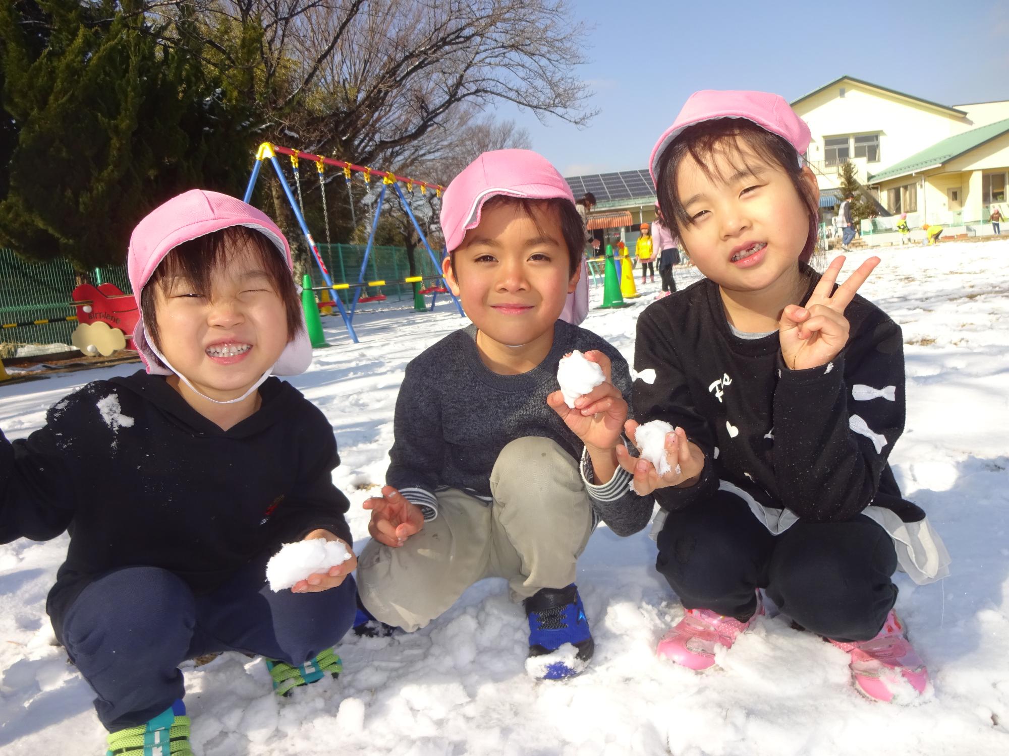 雪遊びを楽しむ様子です。