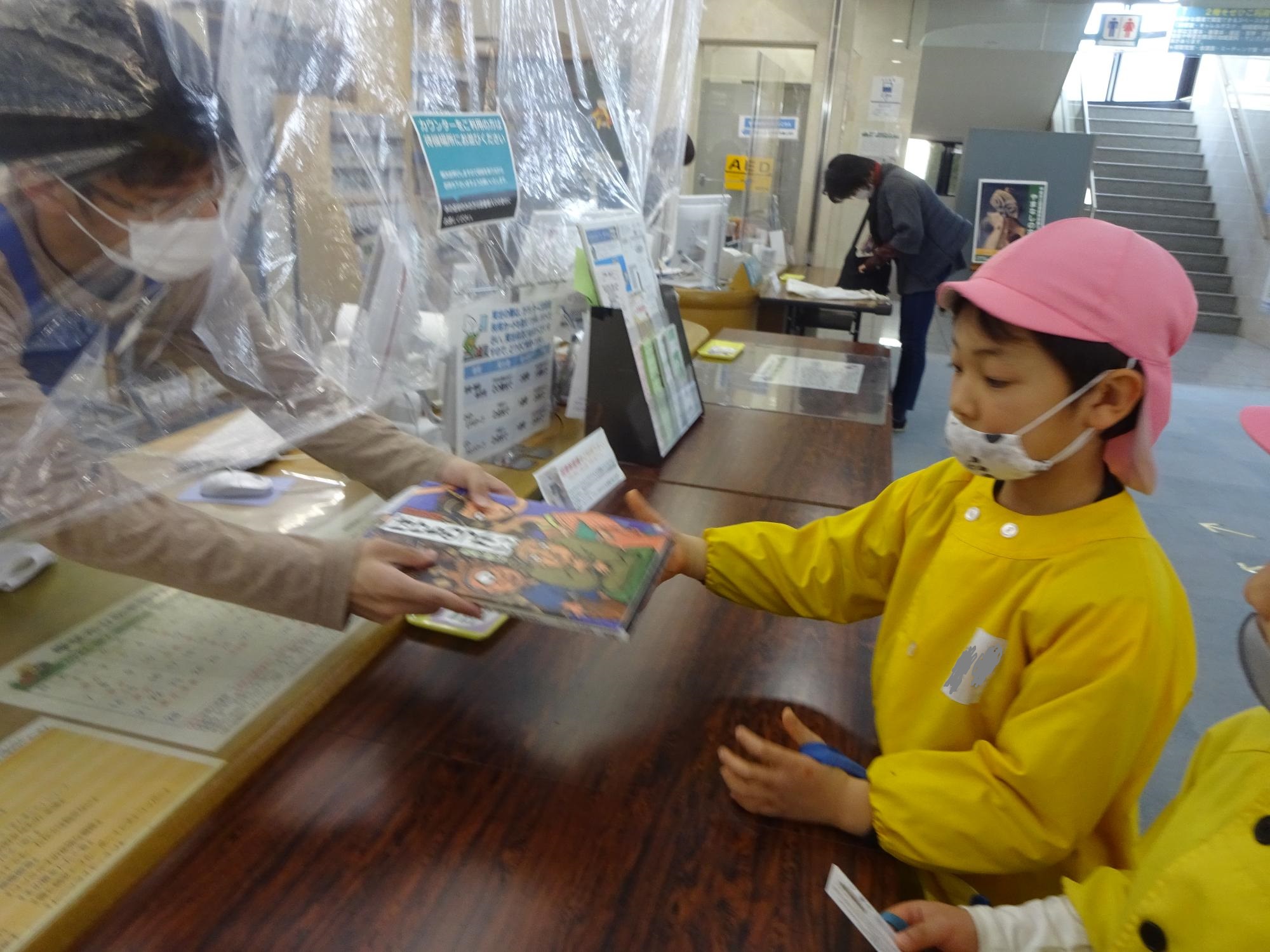 2月8日 ひまわり組の図書館学習です。