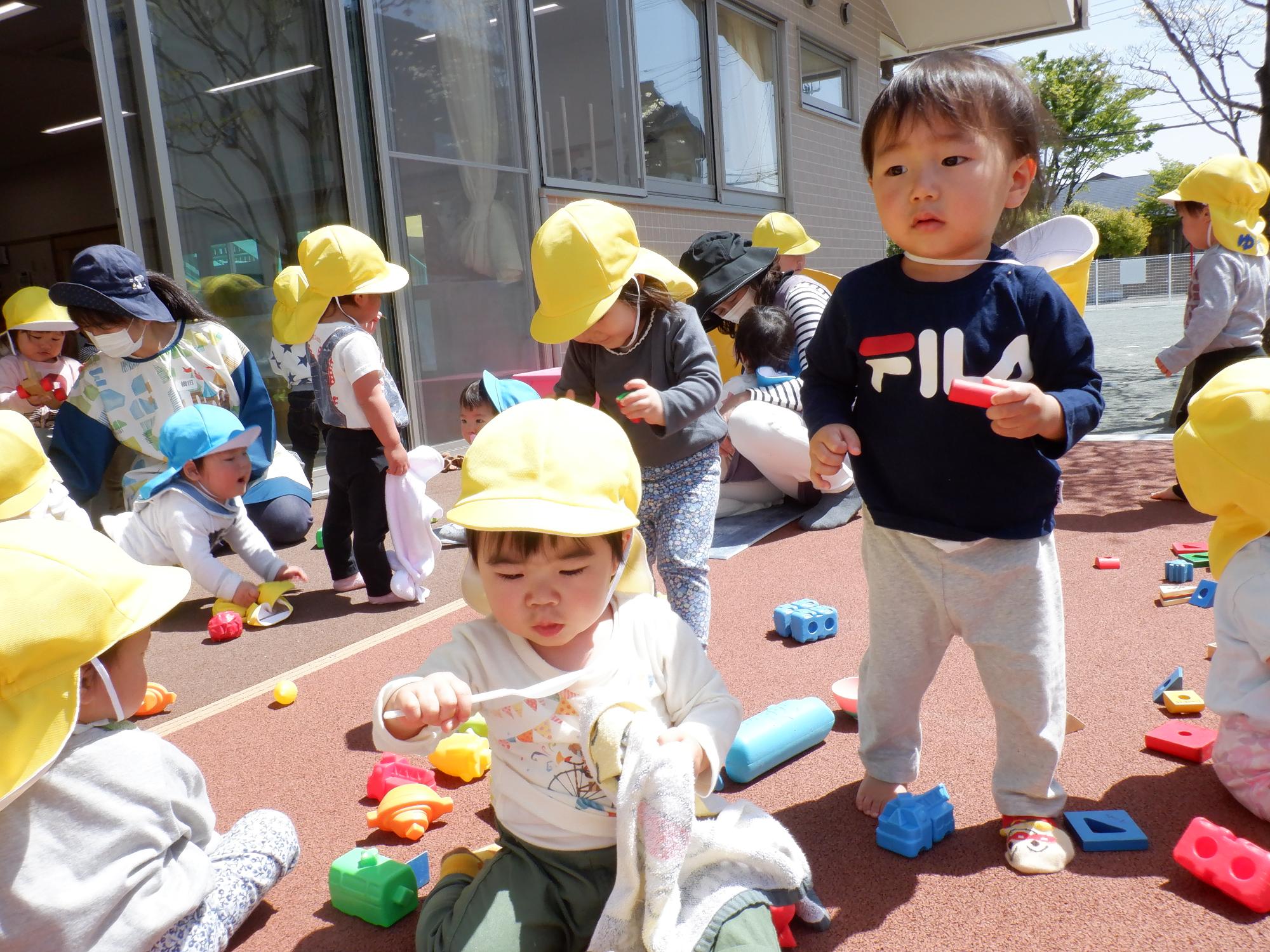 たんぽぽ組バルコニーで日向ぼっこを楽しんでいます