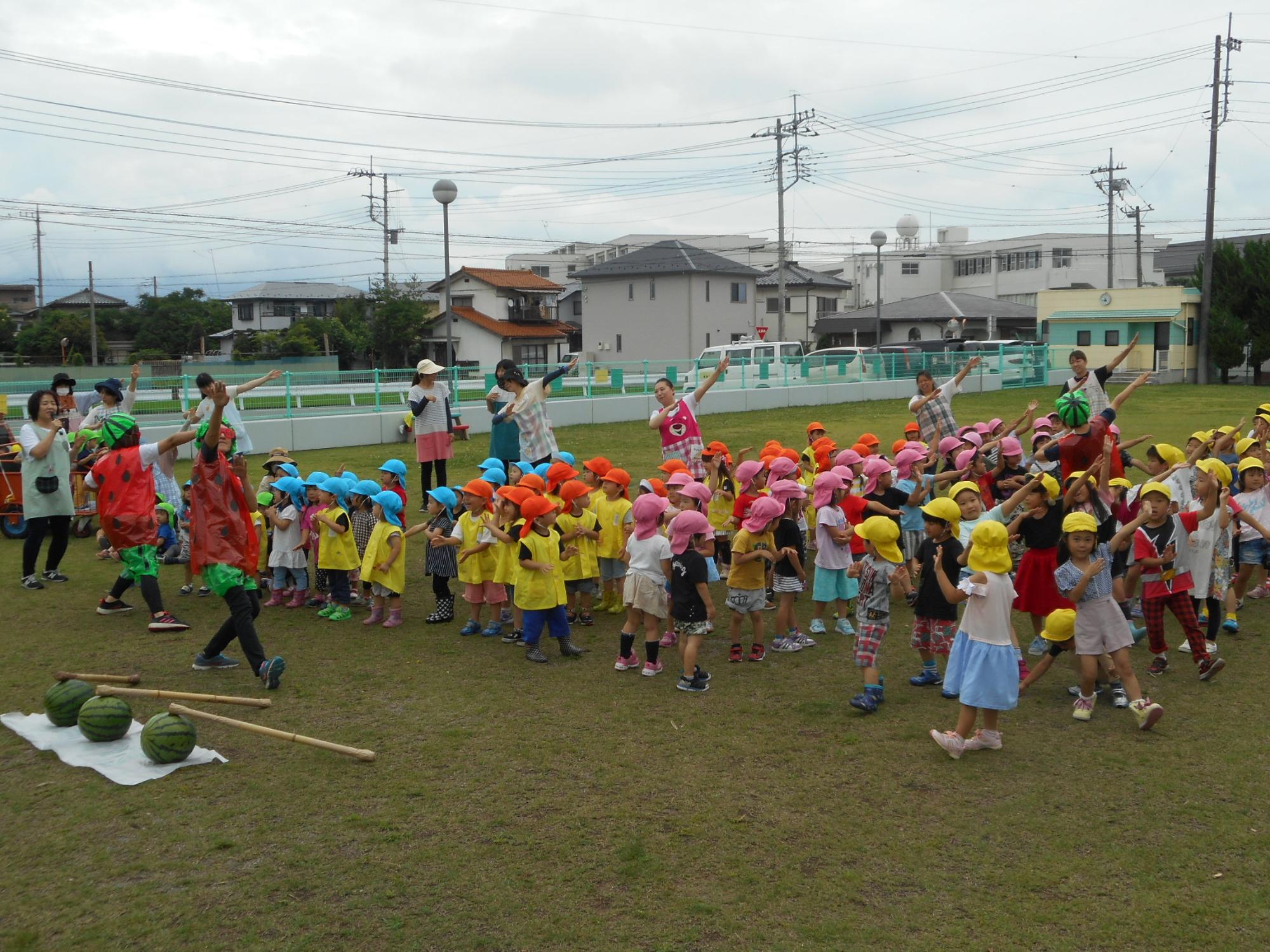 すいか割りの様子です。すいかダンサーズと一緒に子どもたちも♪すいかの名産地を踊ってます。