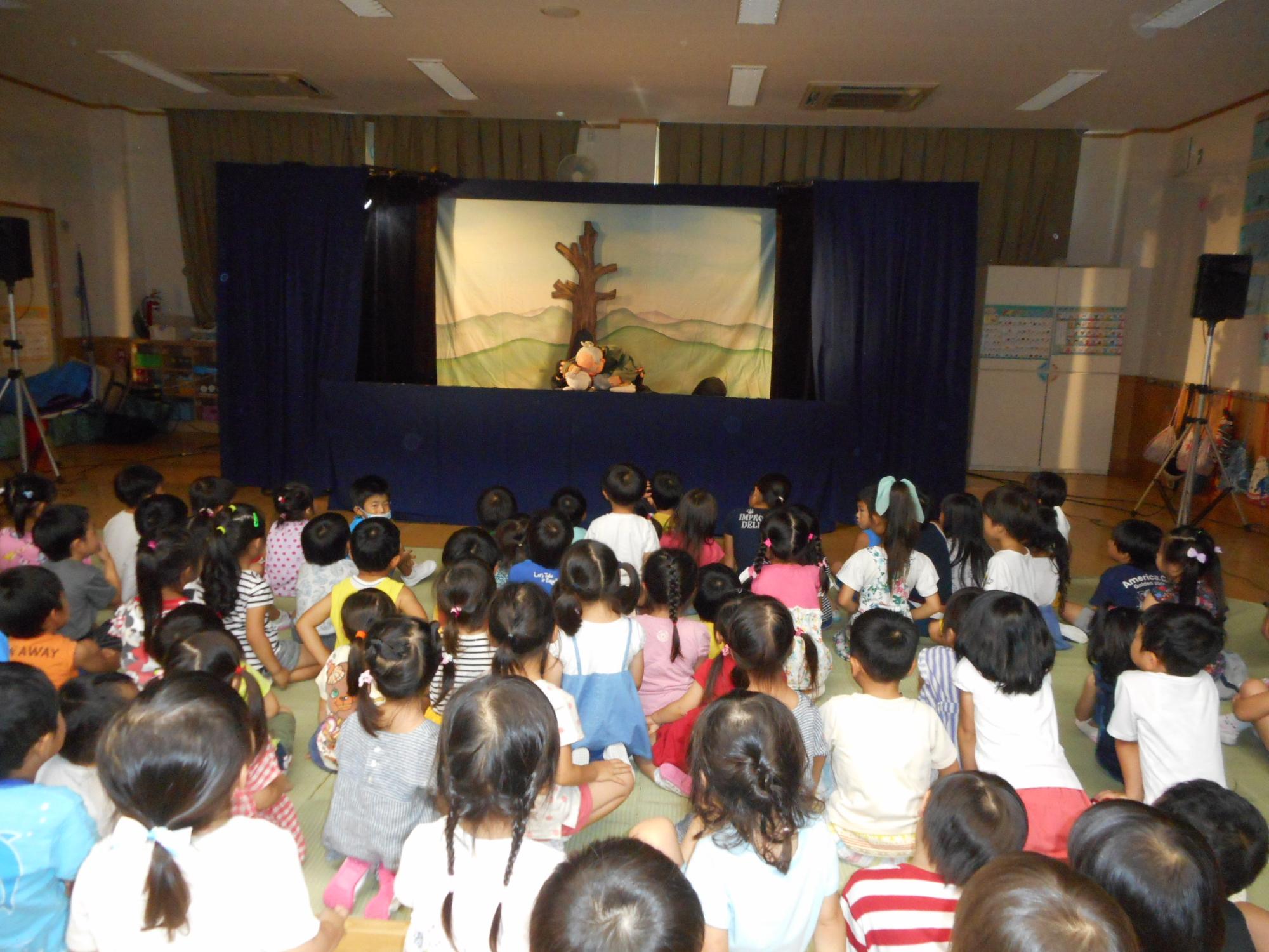 8月9日「花さかじいさん」の人形劇を見ている様子です。