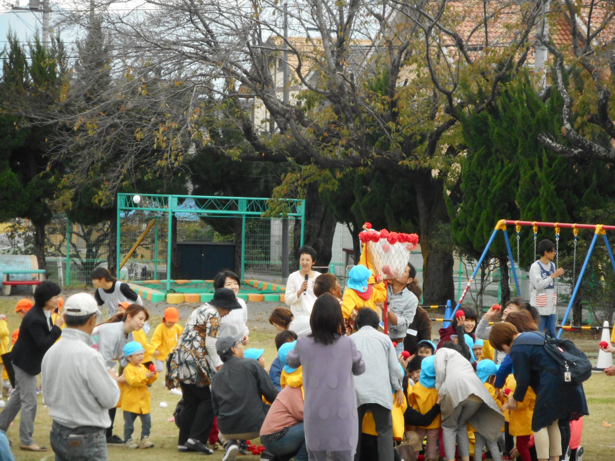 祖父母との交流会で楽しむつぼみ2組の様子です。