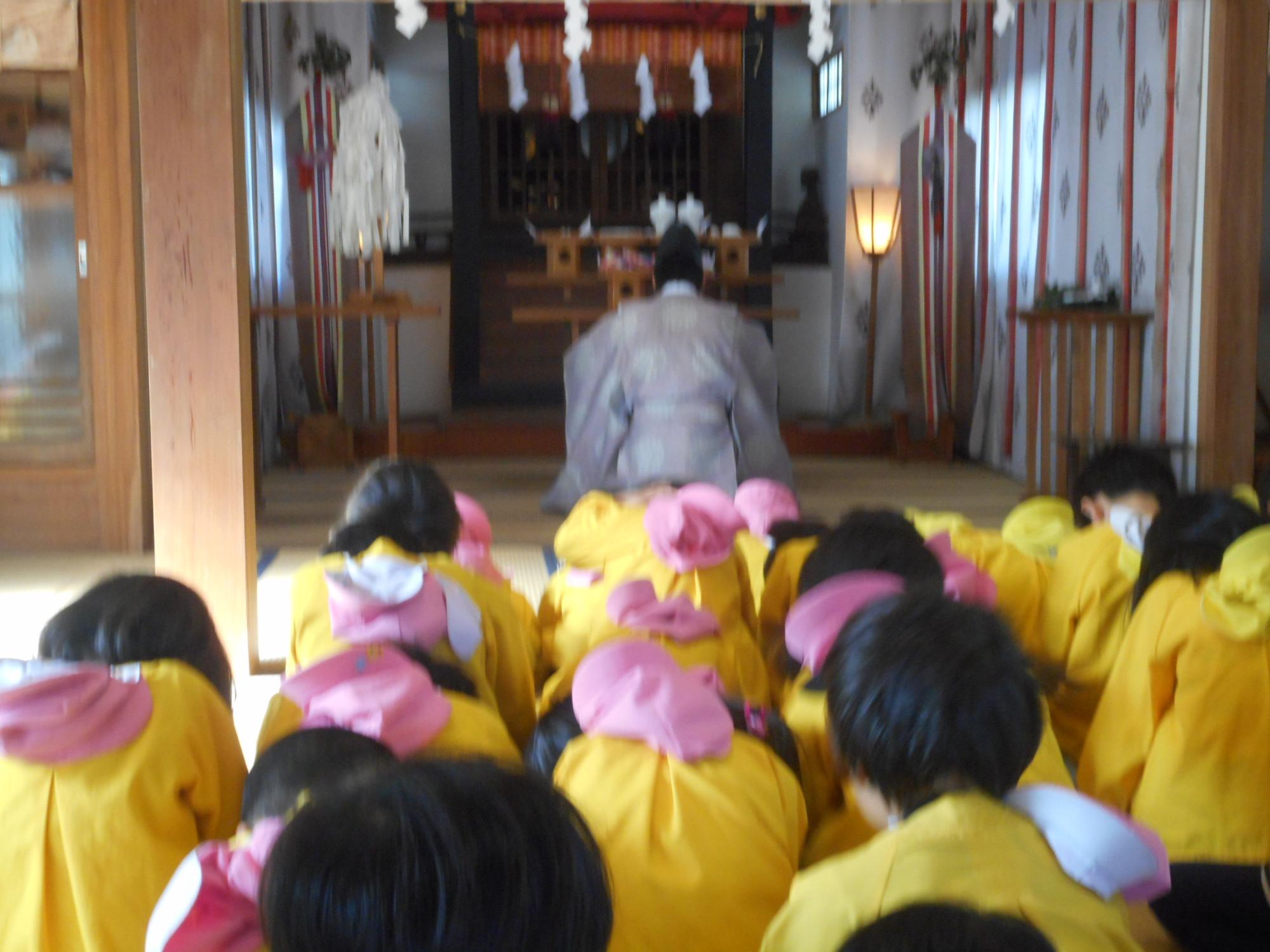 篠原八幡神社で七五三のお祓いを受ける以上児さんの様子です。