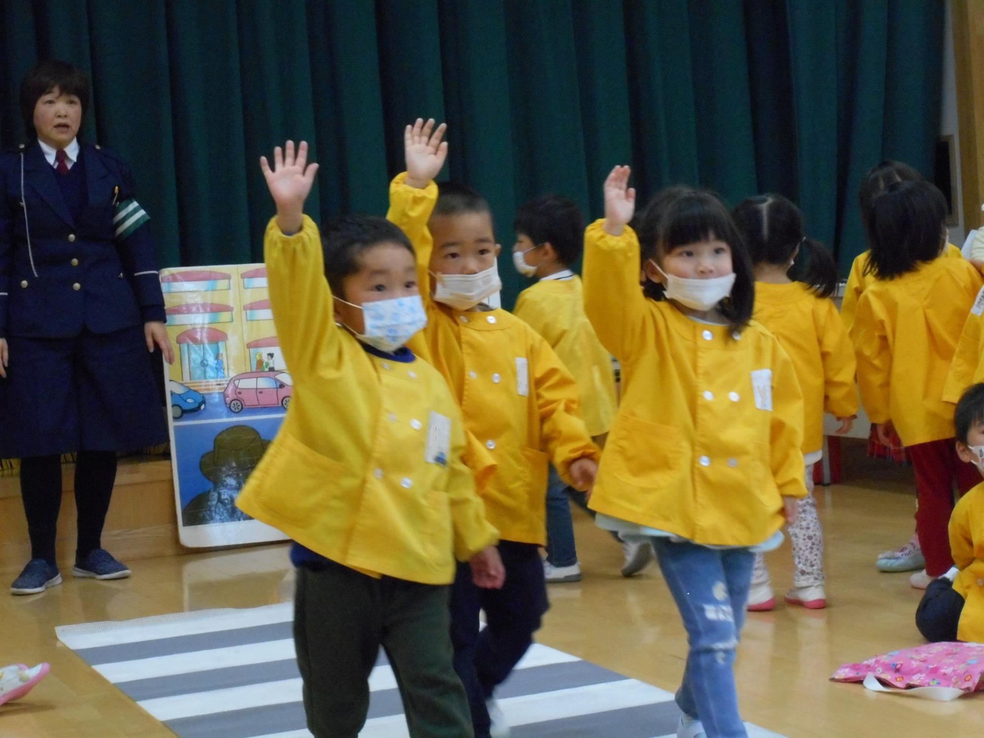 交通安全教室で横断歩道の歩き方を学んでいます。