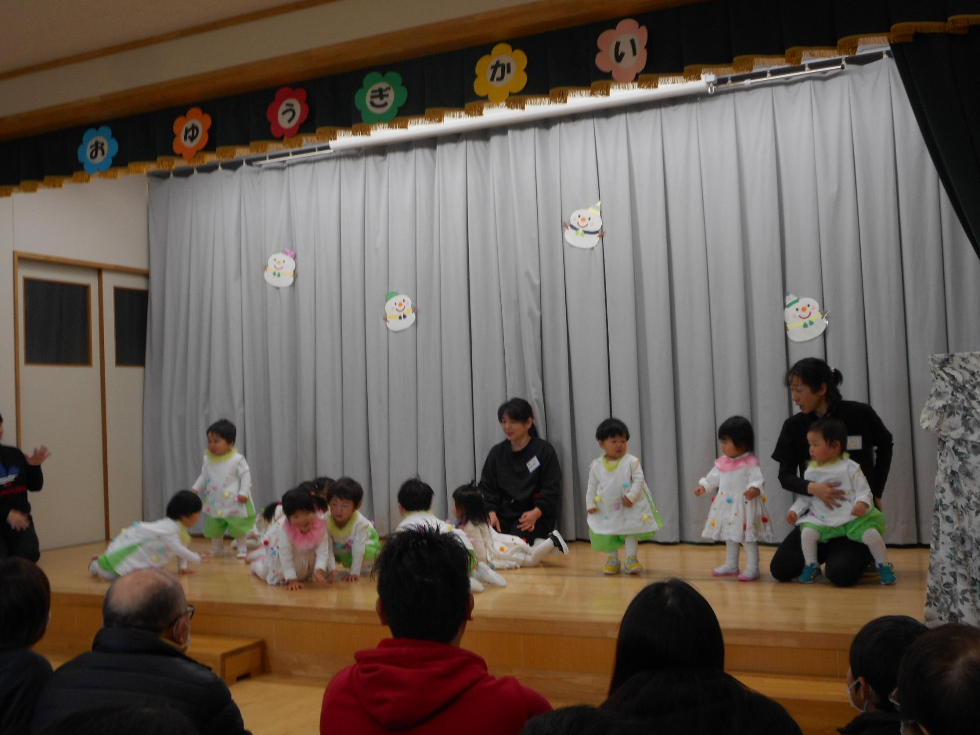 2月1日の保育参観でお遊戯会をするつぼみ組の子供たちの様子です。