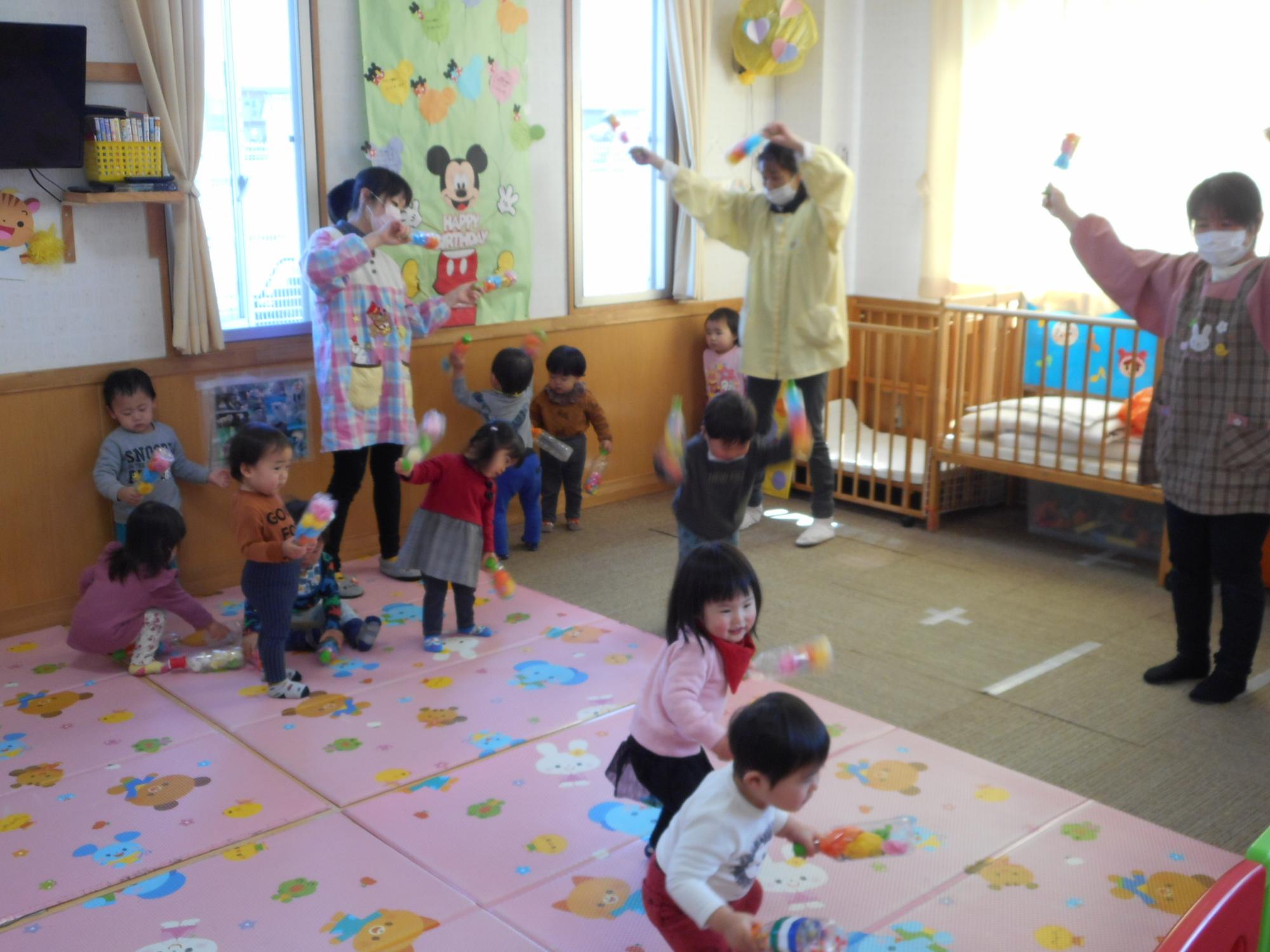 3月9日 お別れ会で ひまわり組に踊りを披露する つぼみ組の様子です。