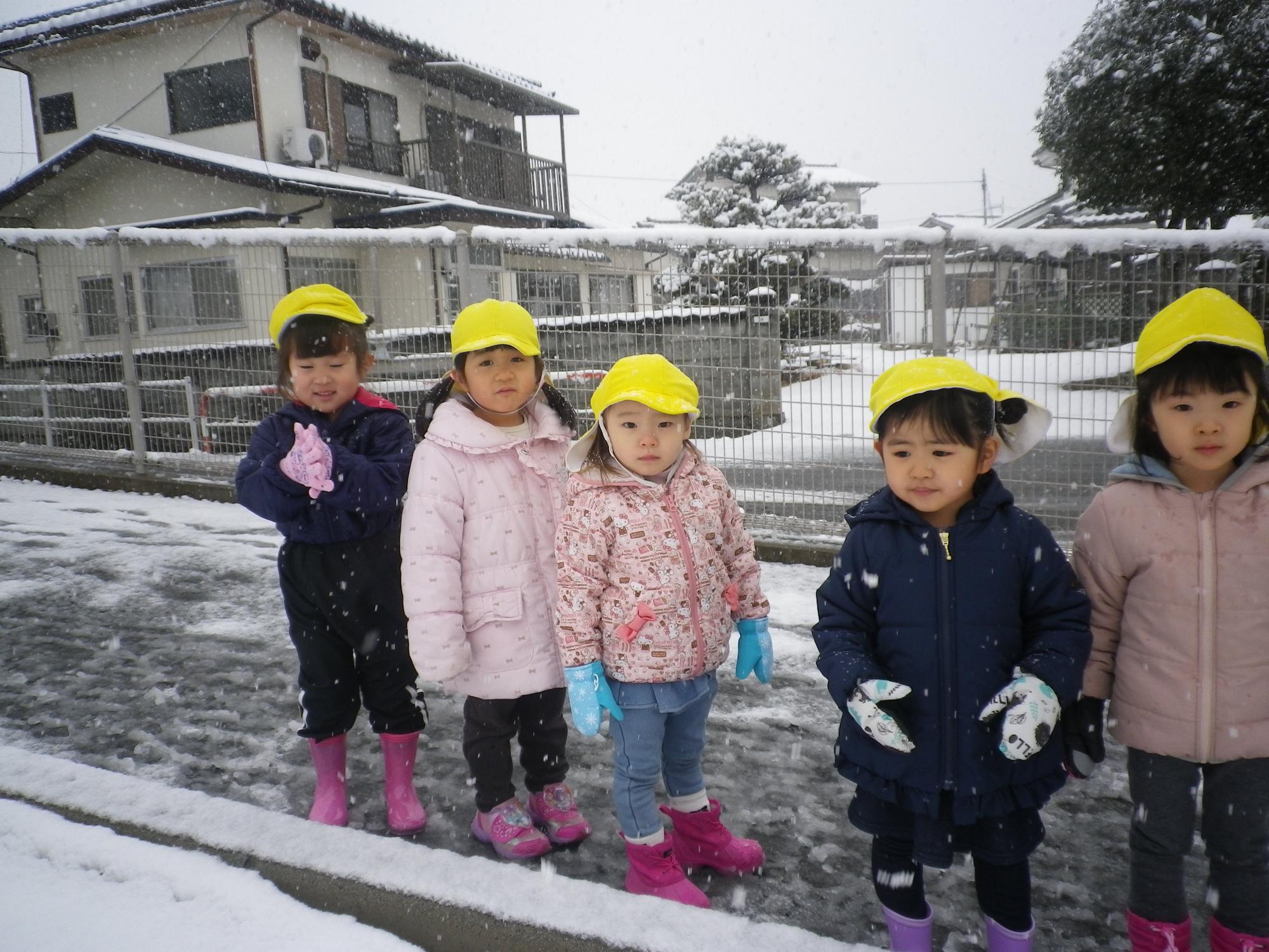 雪遊びをする2歳児