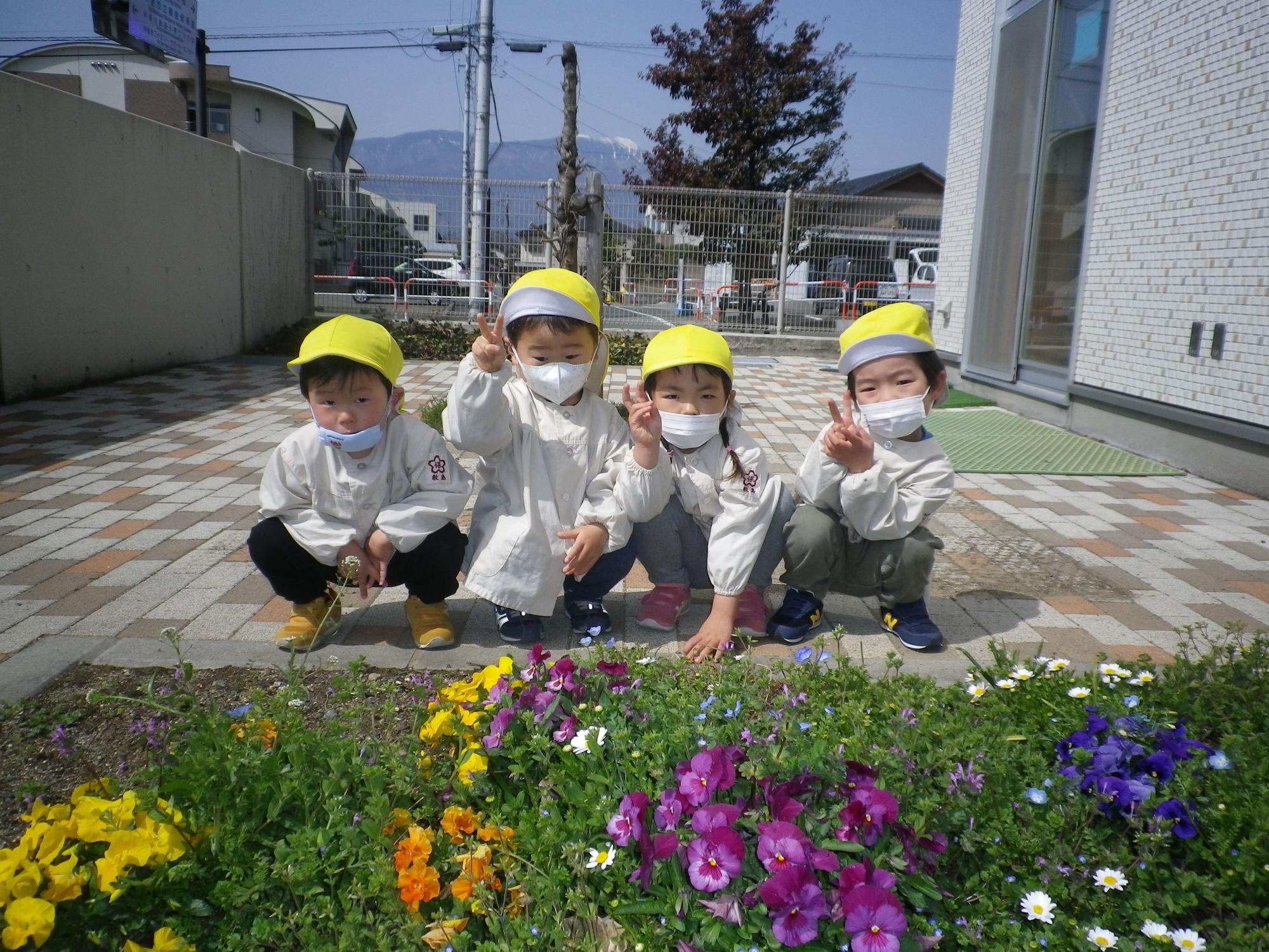 花壇の前で写真を撮るき1組