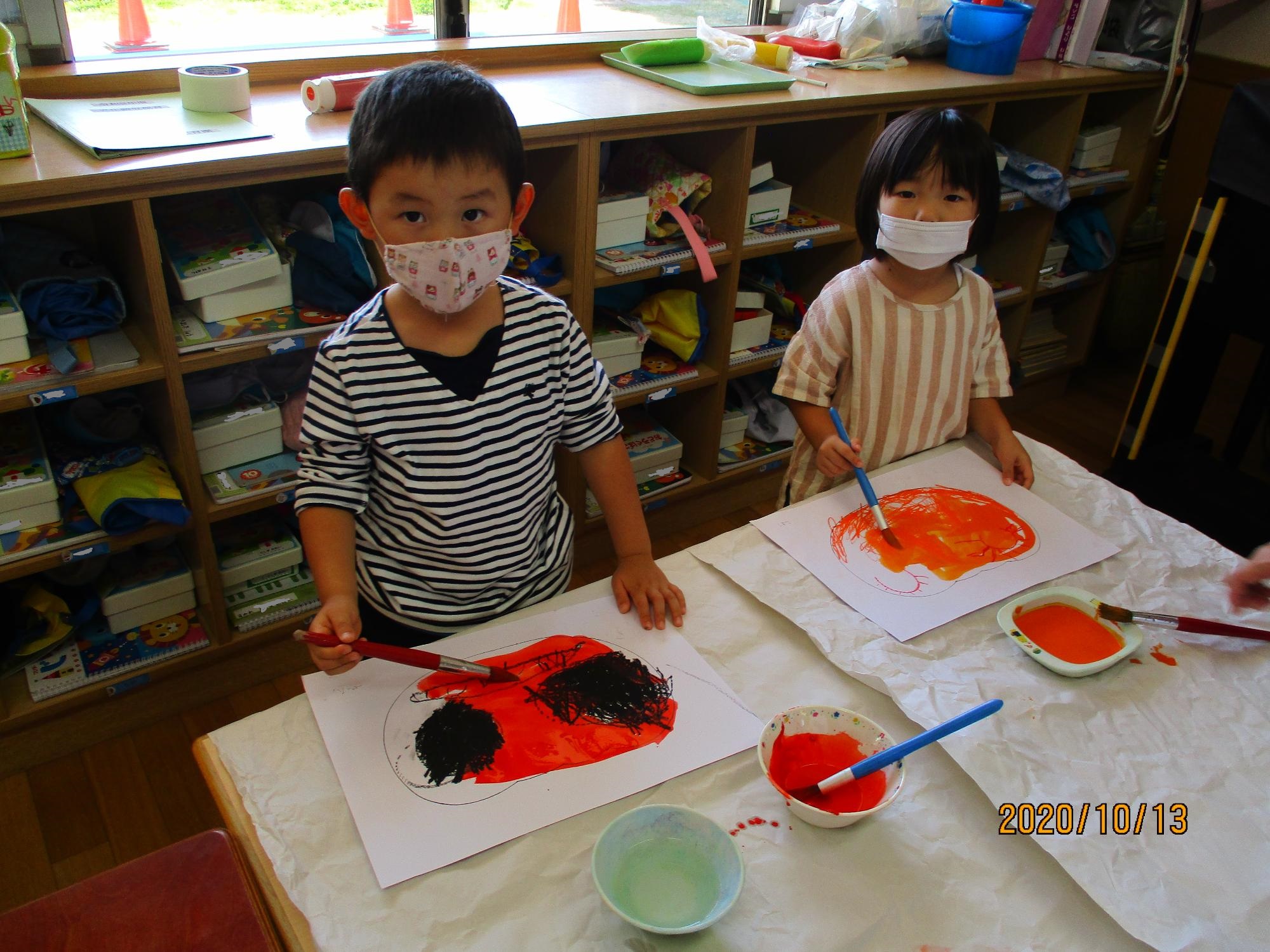 秋の制作をしているすみれ組の子どもの様子です。