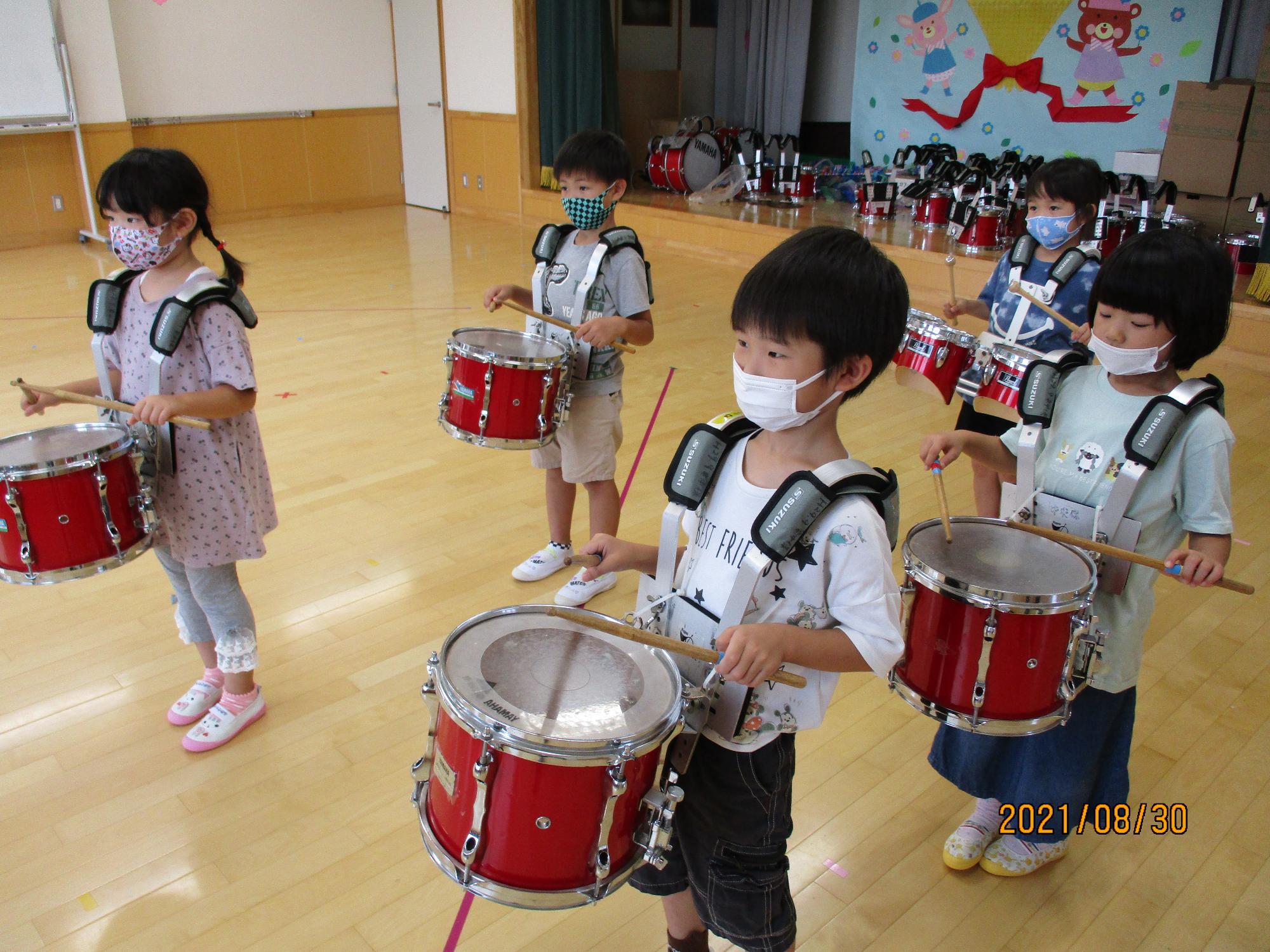 マーチング練習を頑張るひまわり組の子ども達です。