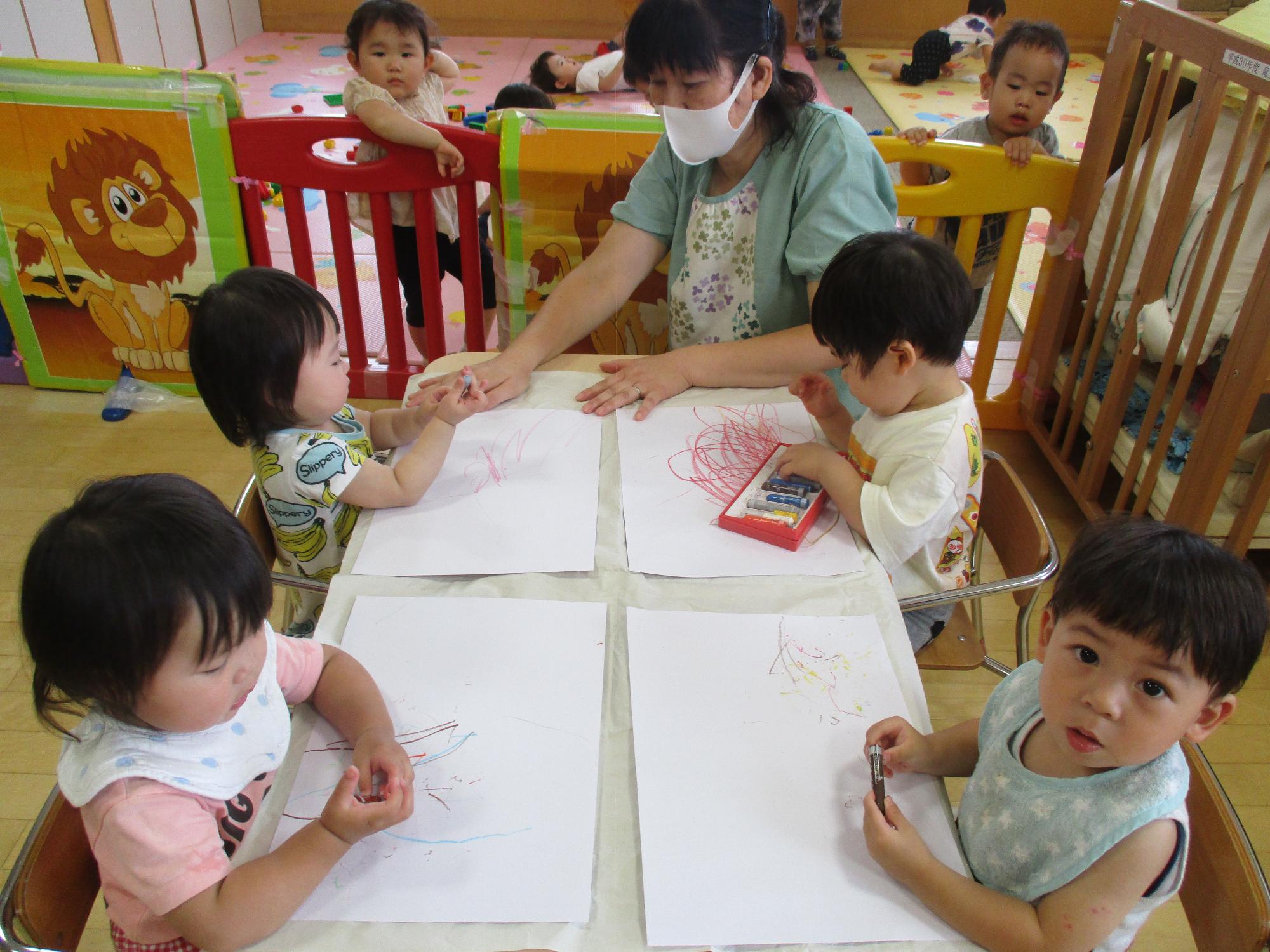 おえかきをしているつぼみ1組の子どもたちの様子です。