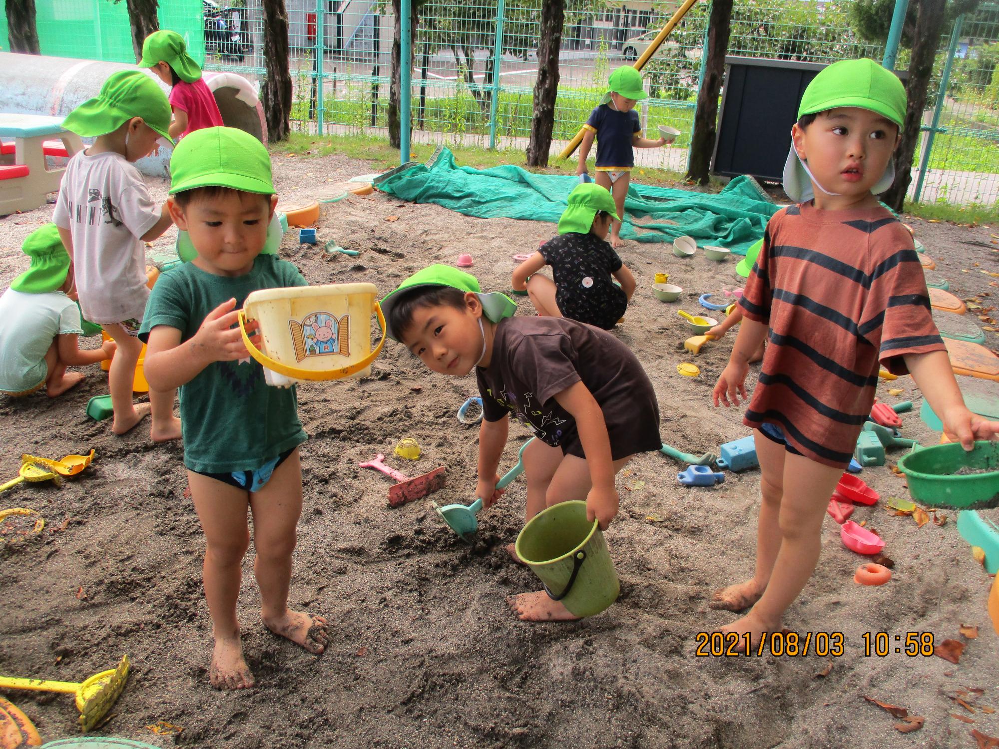 泥んこ遊びを楽しむすみれ組の子ども達です。