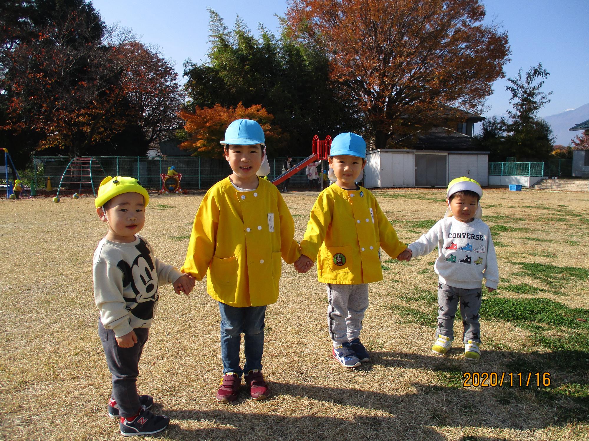 園庭であそぶすみれ組の子どもたちの姿です。