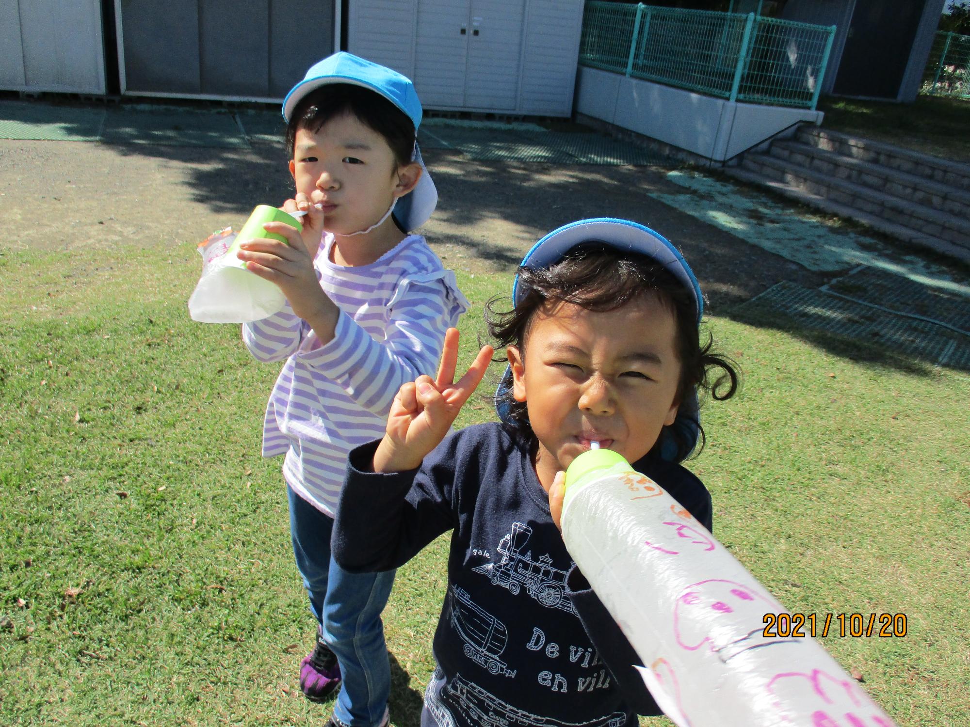 手作りおもちゃで遊ぶさくら組の子ども達です。