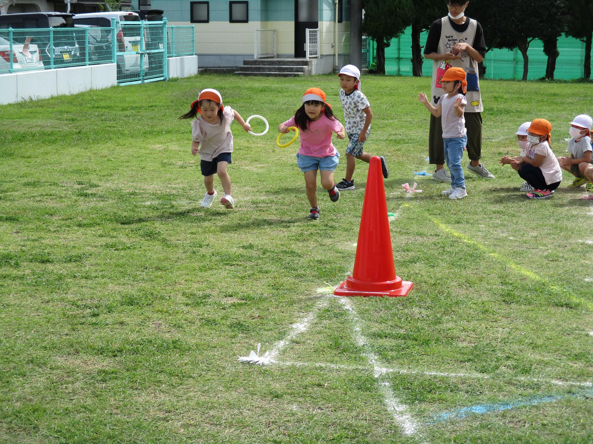 リレーをするひまわり組の子ども達です。