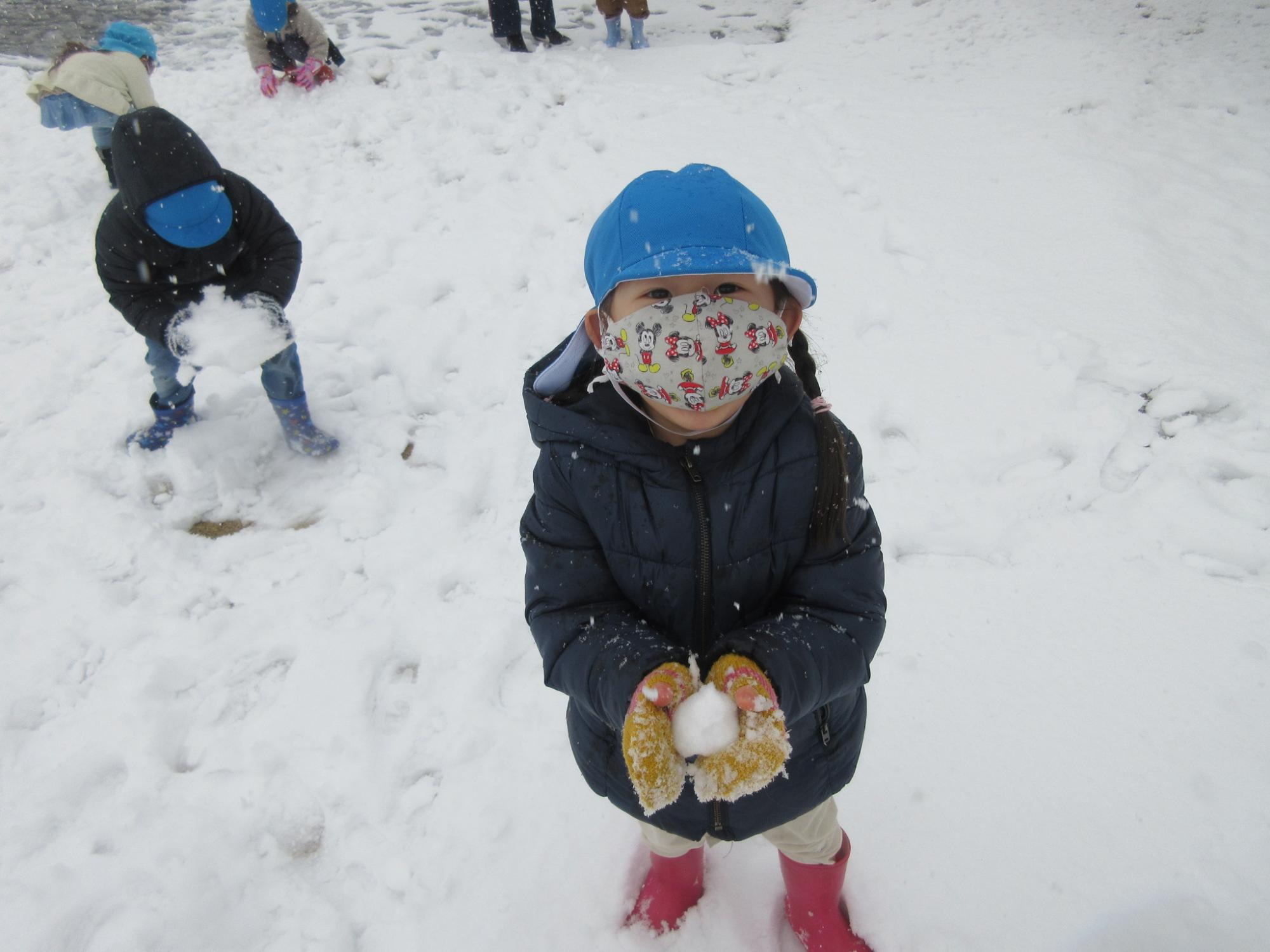 雪遊びをするあお組