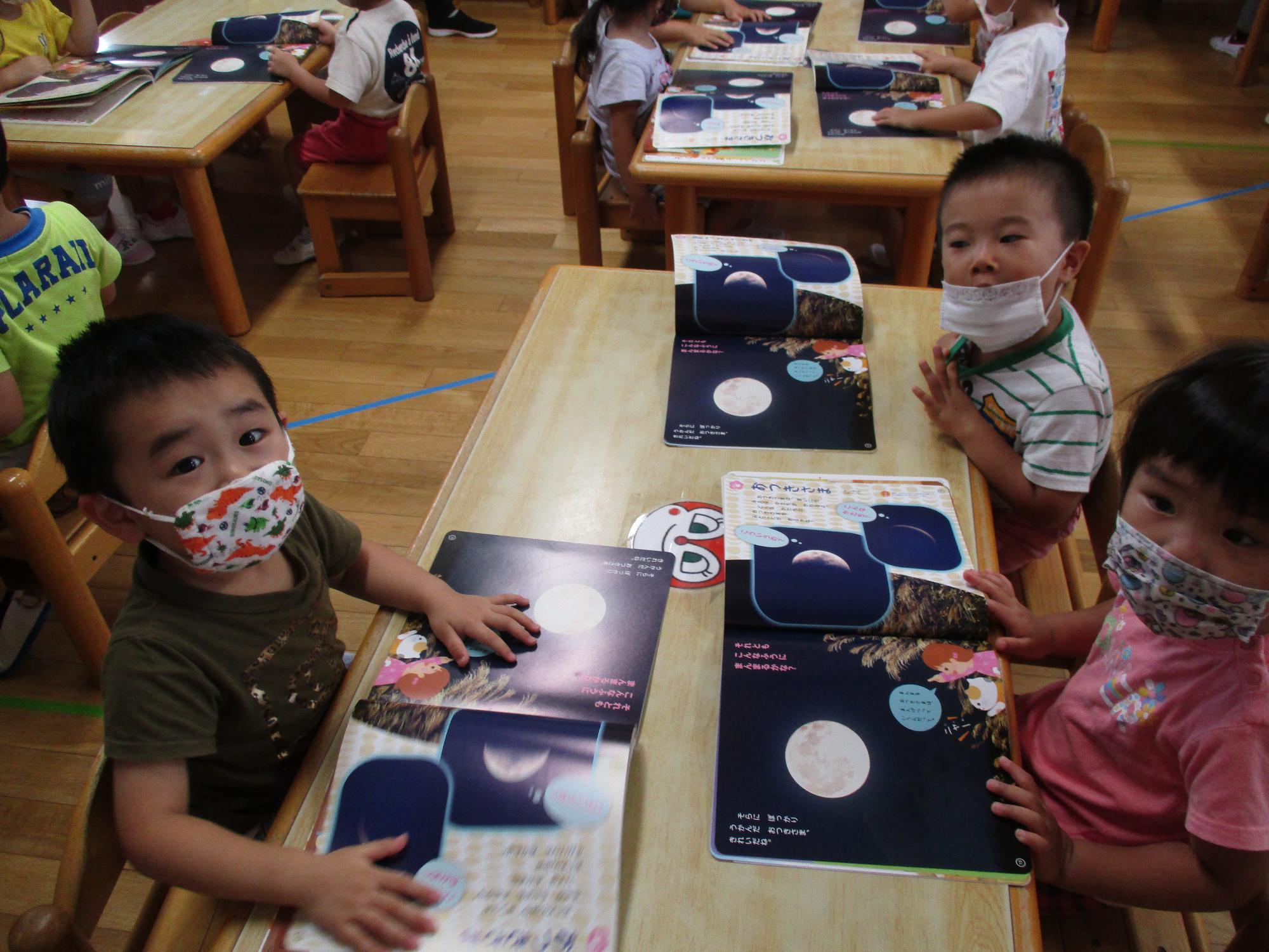 月刊本を楽しむつぼみ2組の子ども達です。