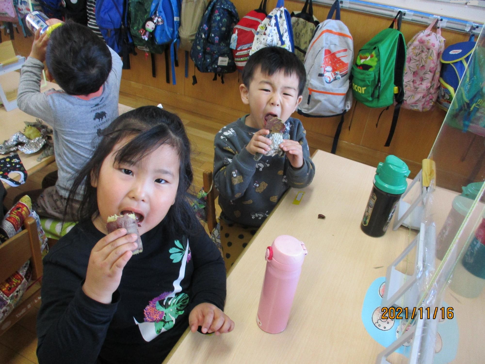 やきいもをおいしく食べるさくら組の子ども達です。