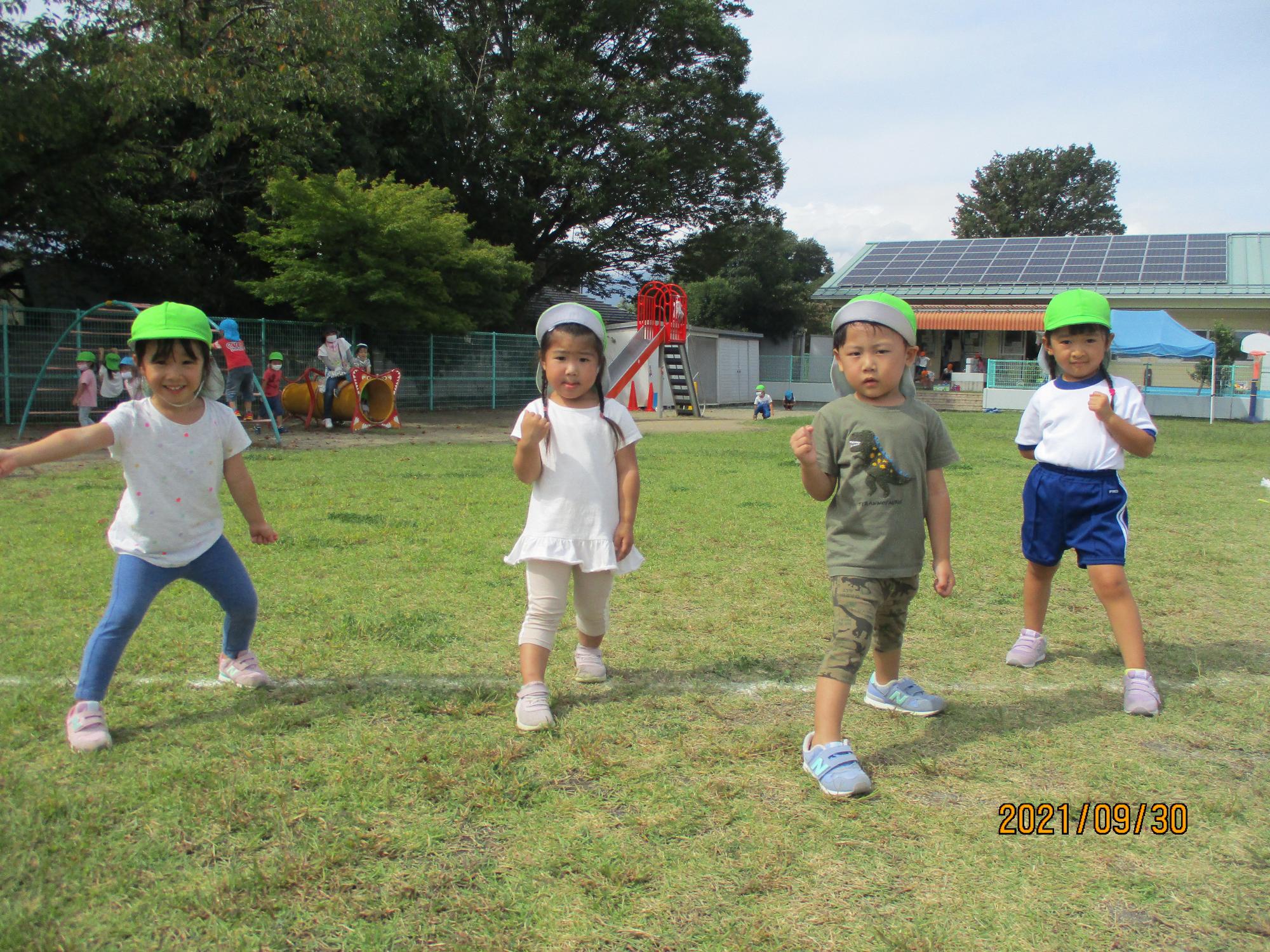 かけっこを楽しむすみれ組の子ども達です。