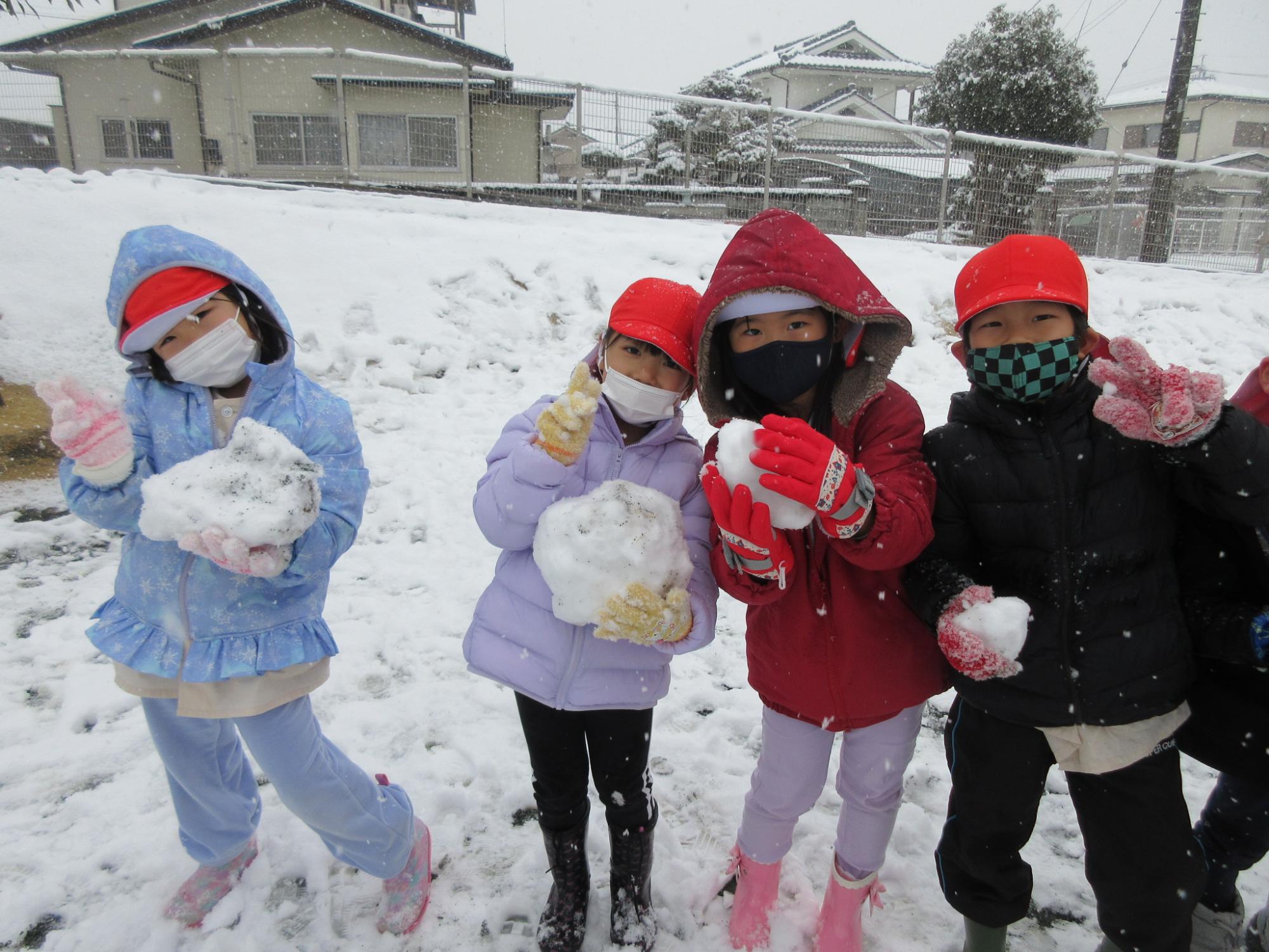 雪遊びをするあか組