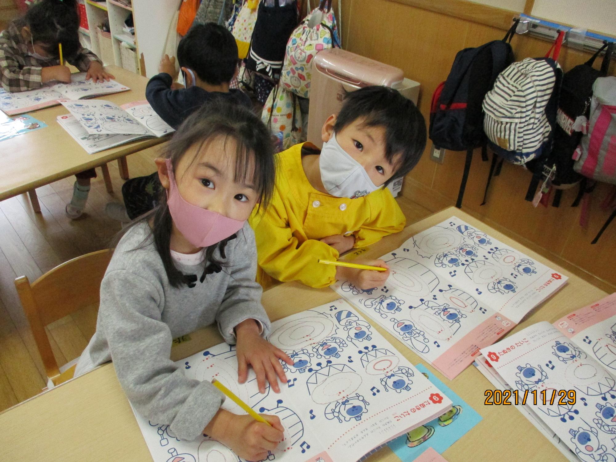 ワークを頑張るさくら組の子ども達です。