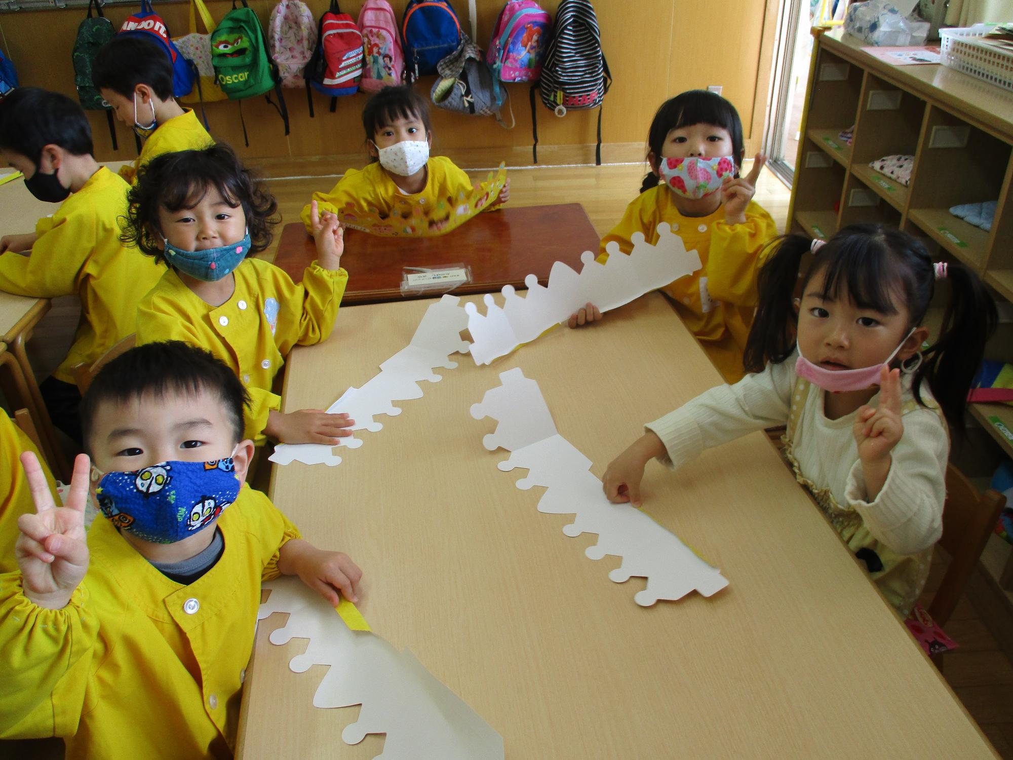 制作をするすみれ組の子ども達です。