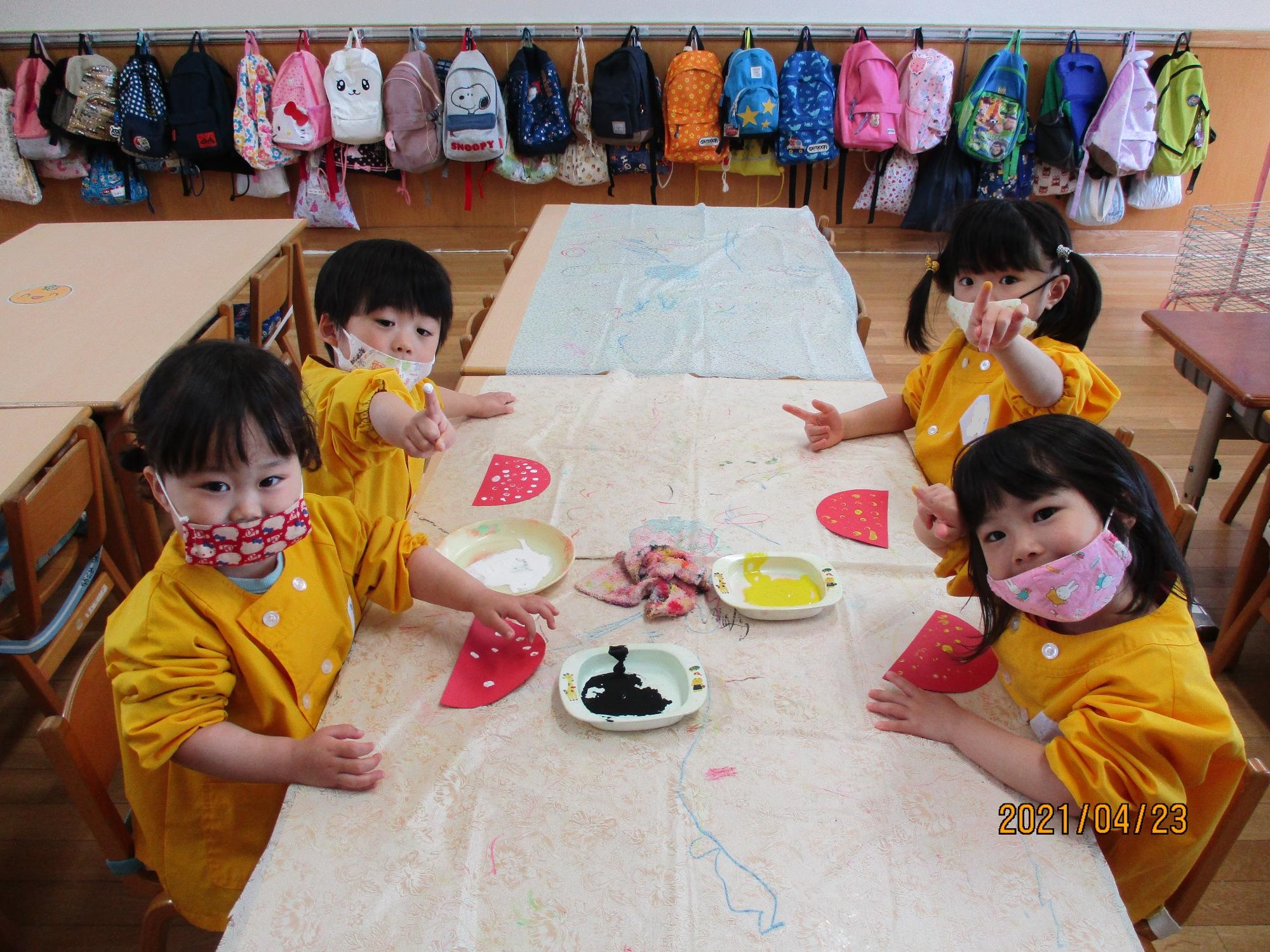 春の制作を楽しむすみれ組の子ども達です。