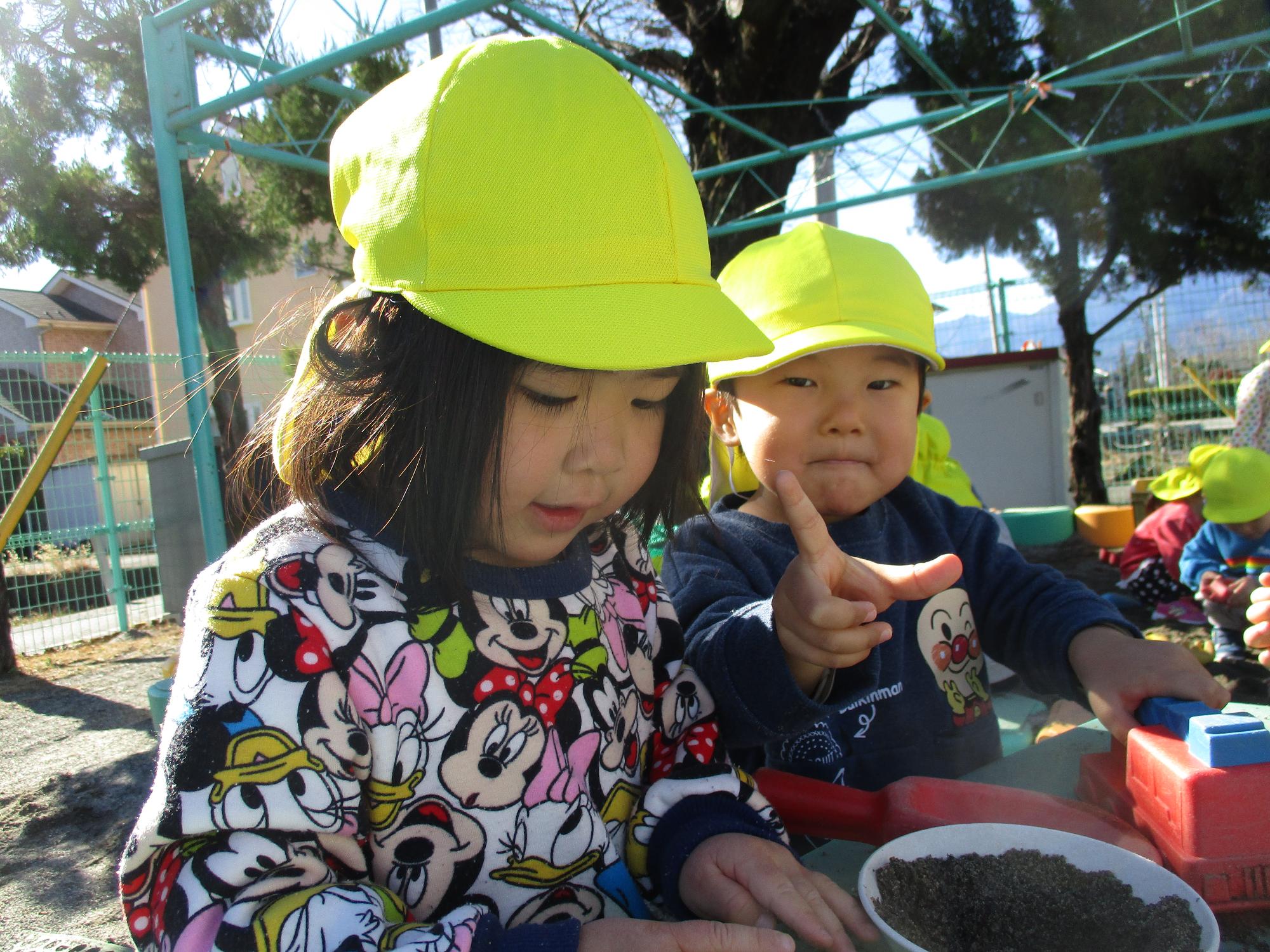 砂場遊びを楽しむつぼみ2組の子ども達です。