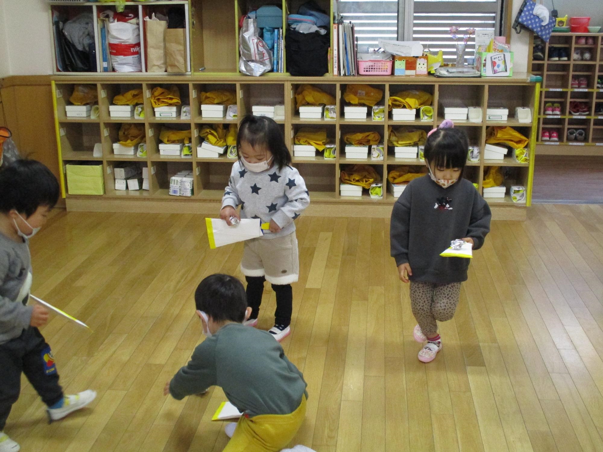 羽根つきを楽しむつぼみ2組の子ども達です。