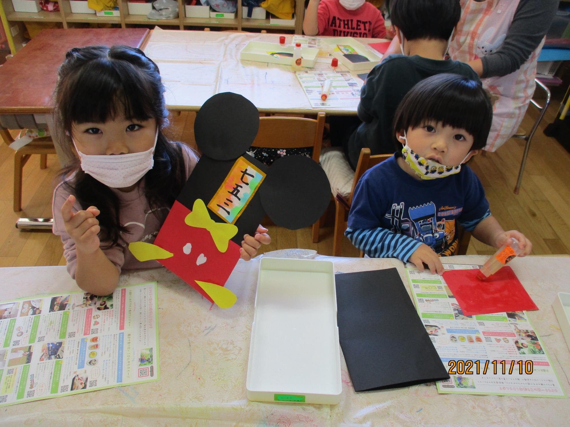 七五三の袋作りを楽しむすみれ組の子ども達です。