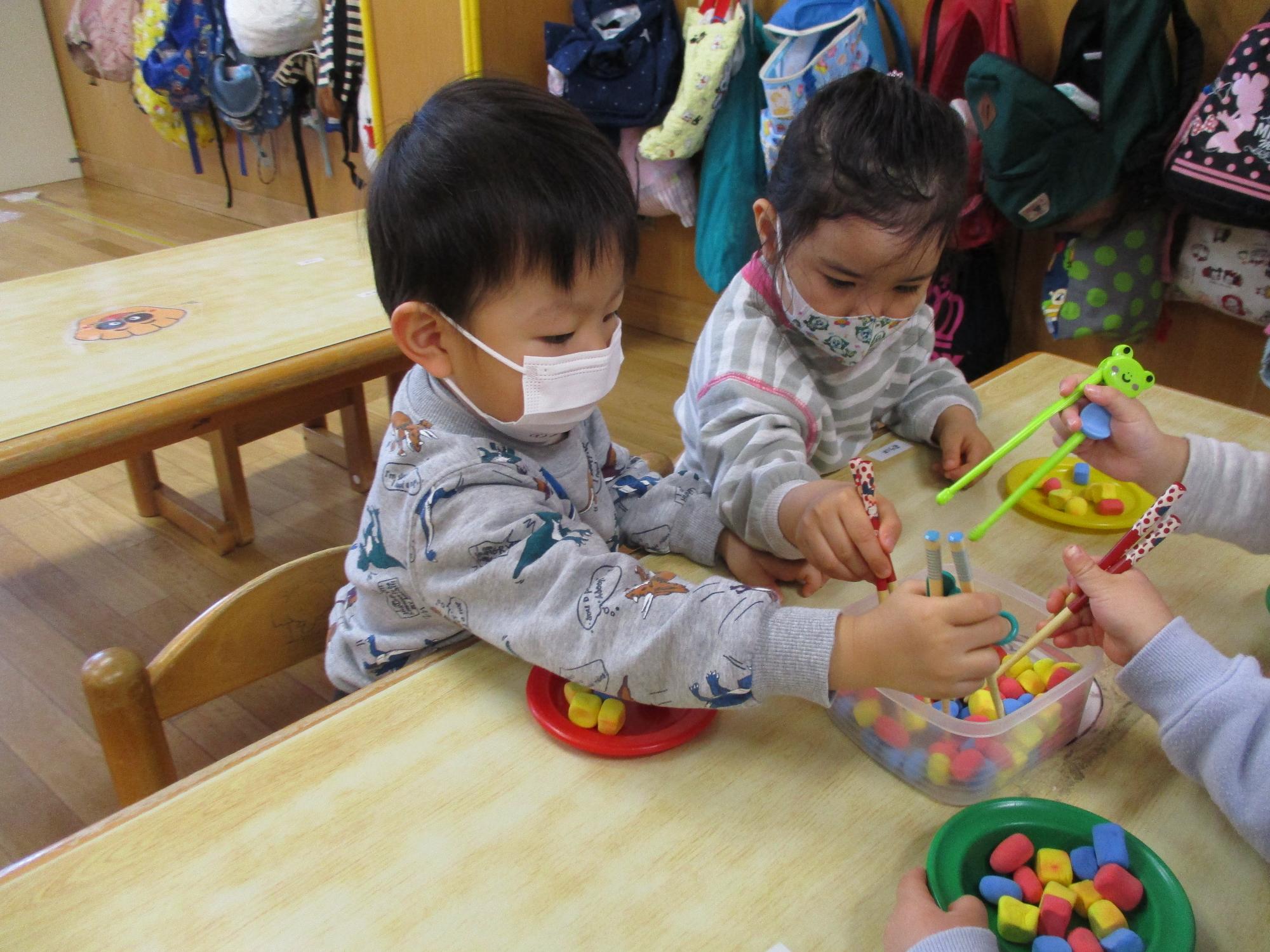 箸遊びをするつぼみ2組の子ども達です。