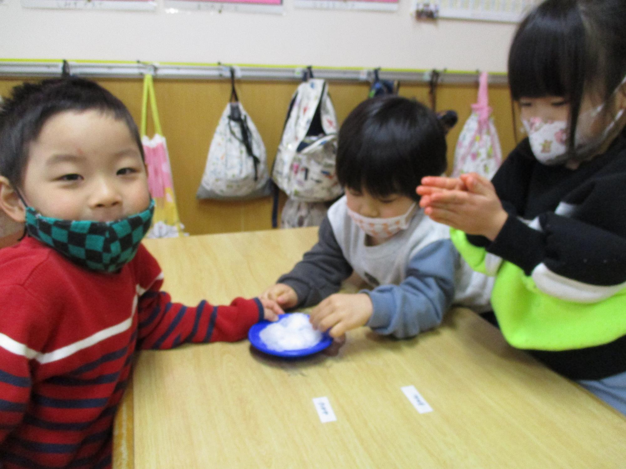 雪の感触を楽しむつぼみ2組の子ども達です。