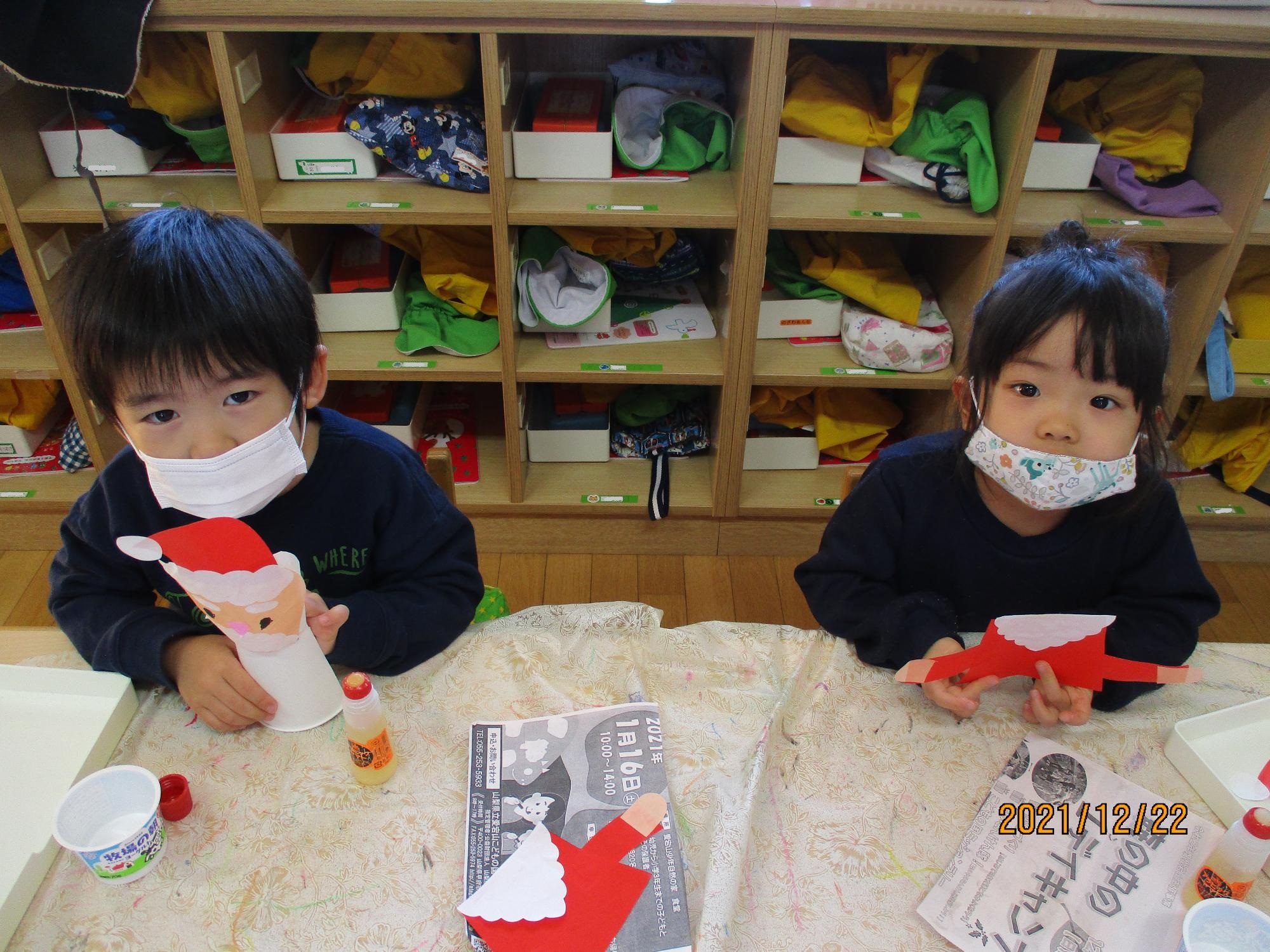 サンタクロースの制作を頑張るすみれ組の子ども達です。