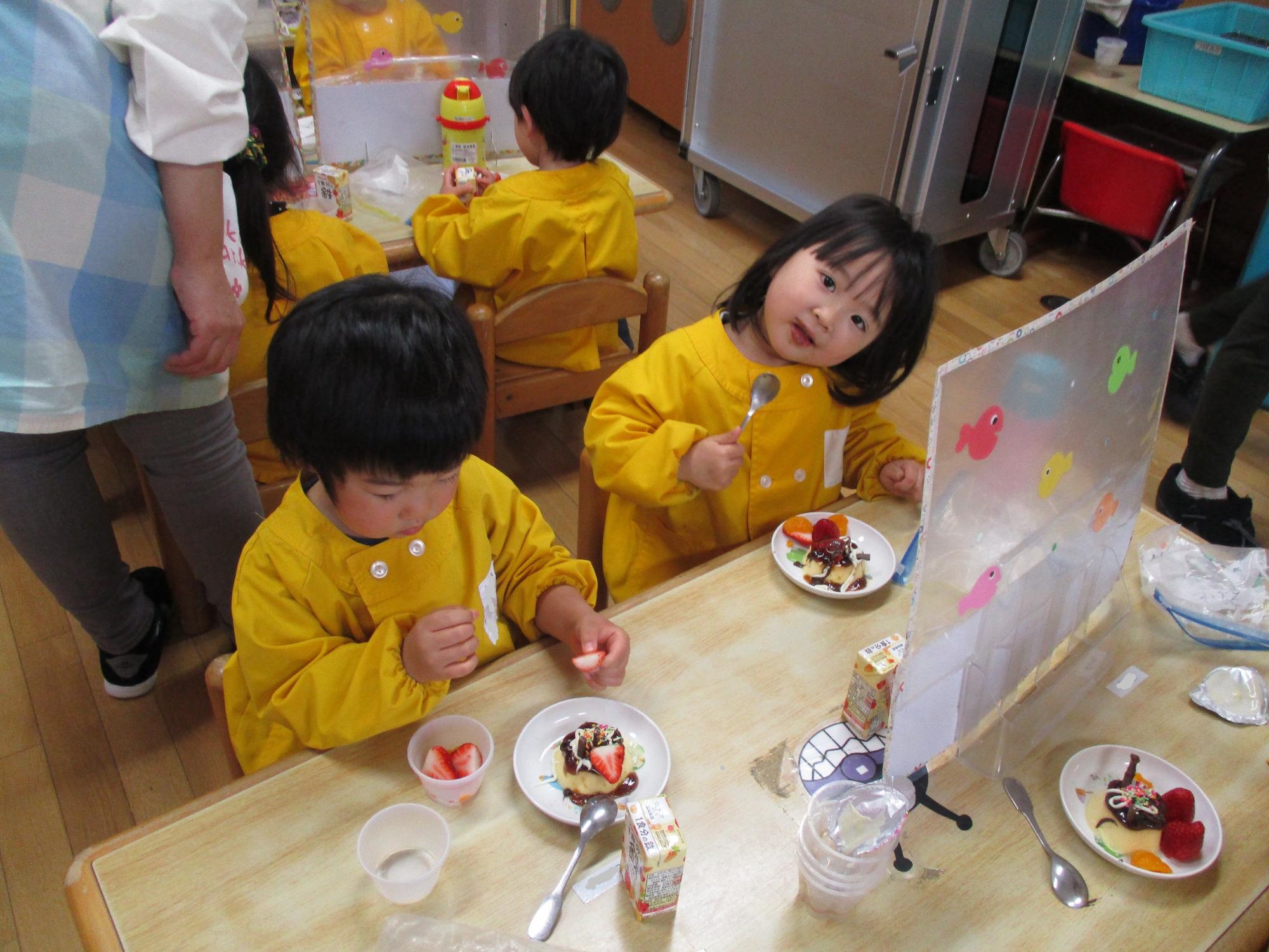 クッキングパーティーでプリンアラモードを作り食べるつぼみ2組の子ども達です。
