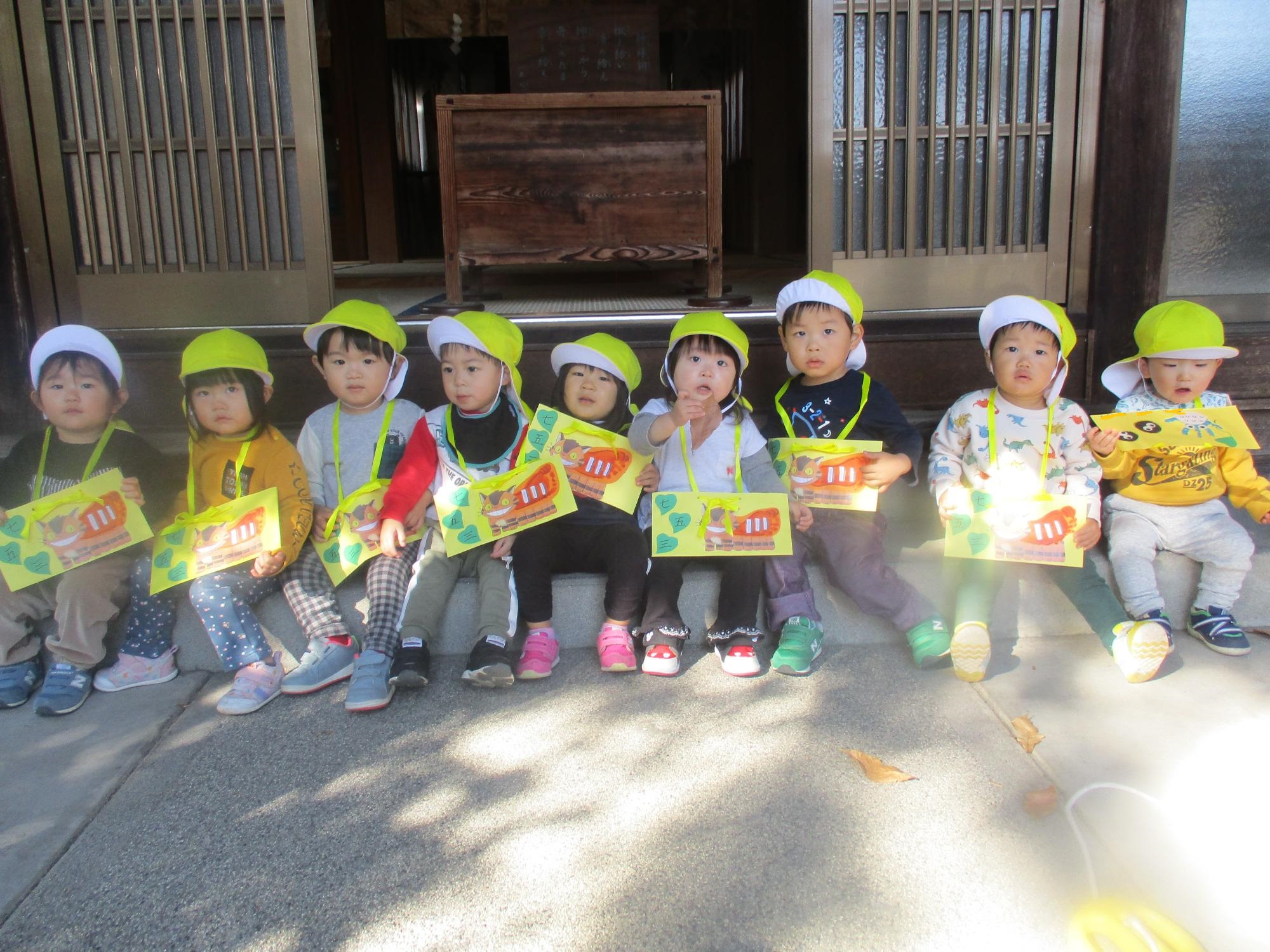 七五三参りで神社までお参りに来たつぼみ1組の姿です。