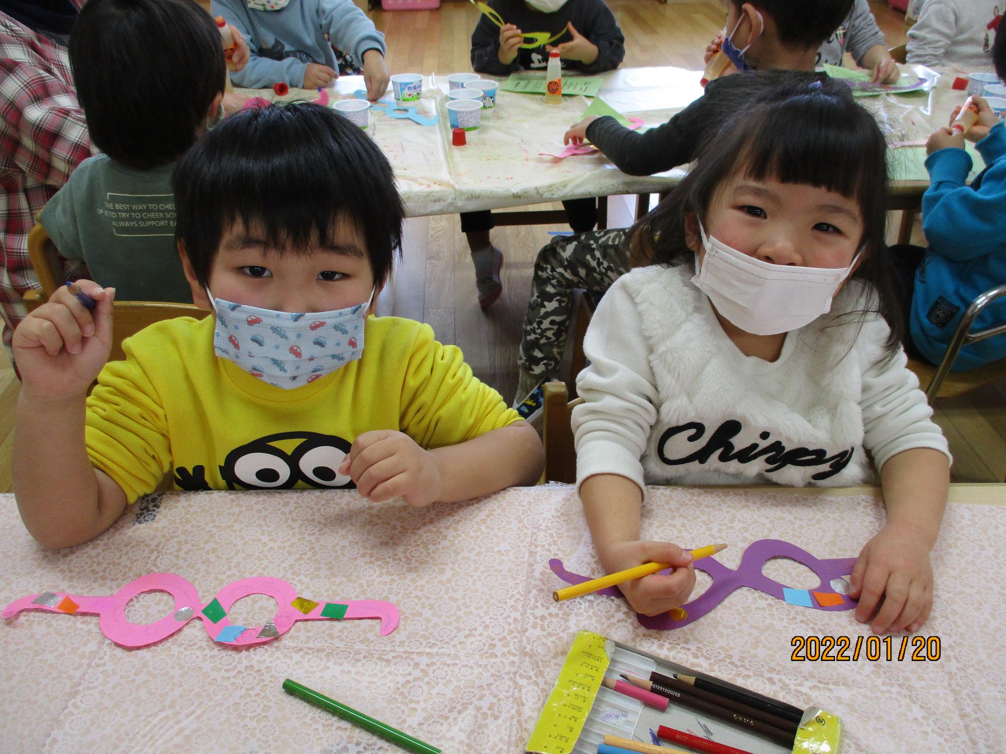 お店屋さんごっこで売るメガネ作りを楽しむすみれ組の子ども達です。