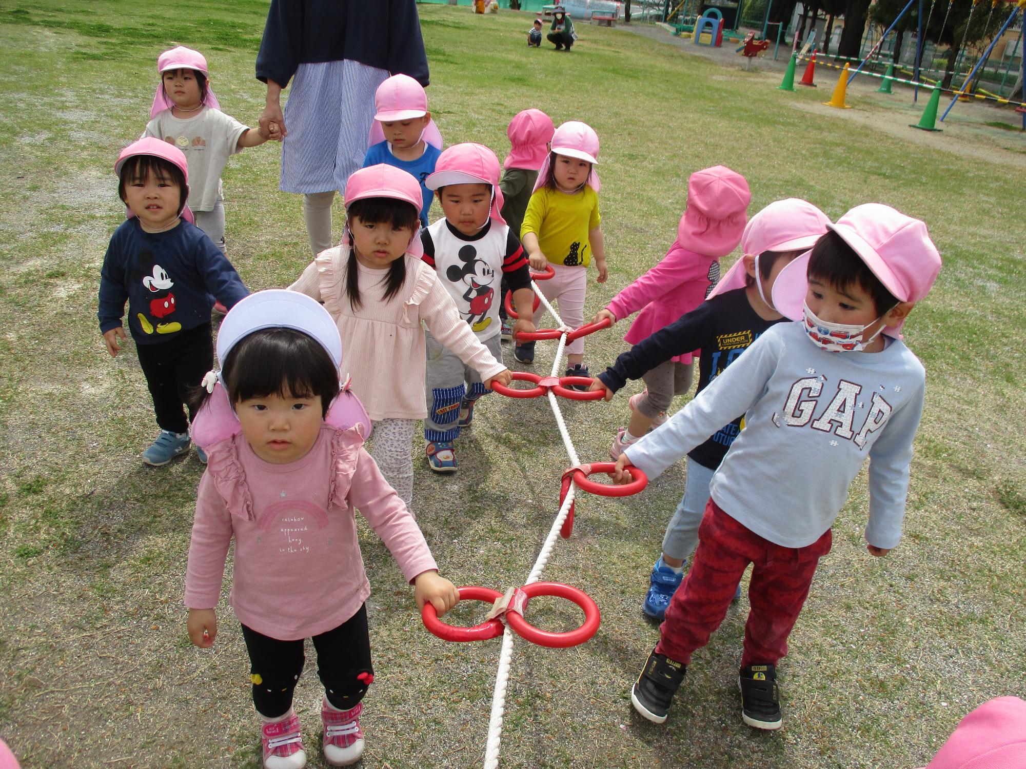 園内散歩を楽しむつぼみ2組の子ども達です。