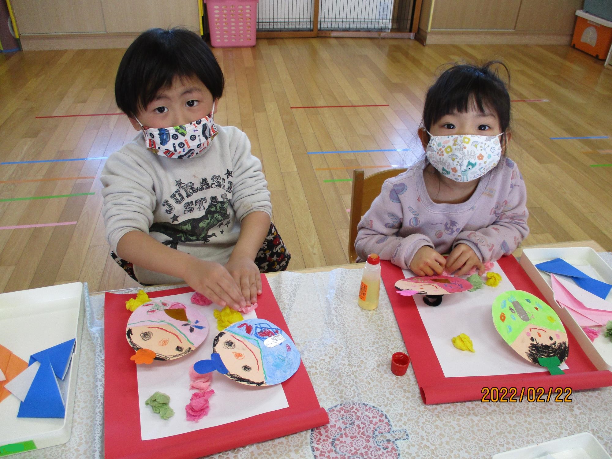 ひなまつりの制作をするすみれ組の子ども達です。