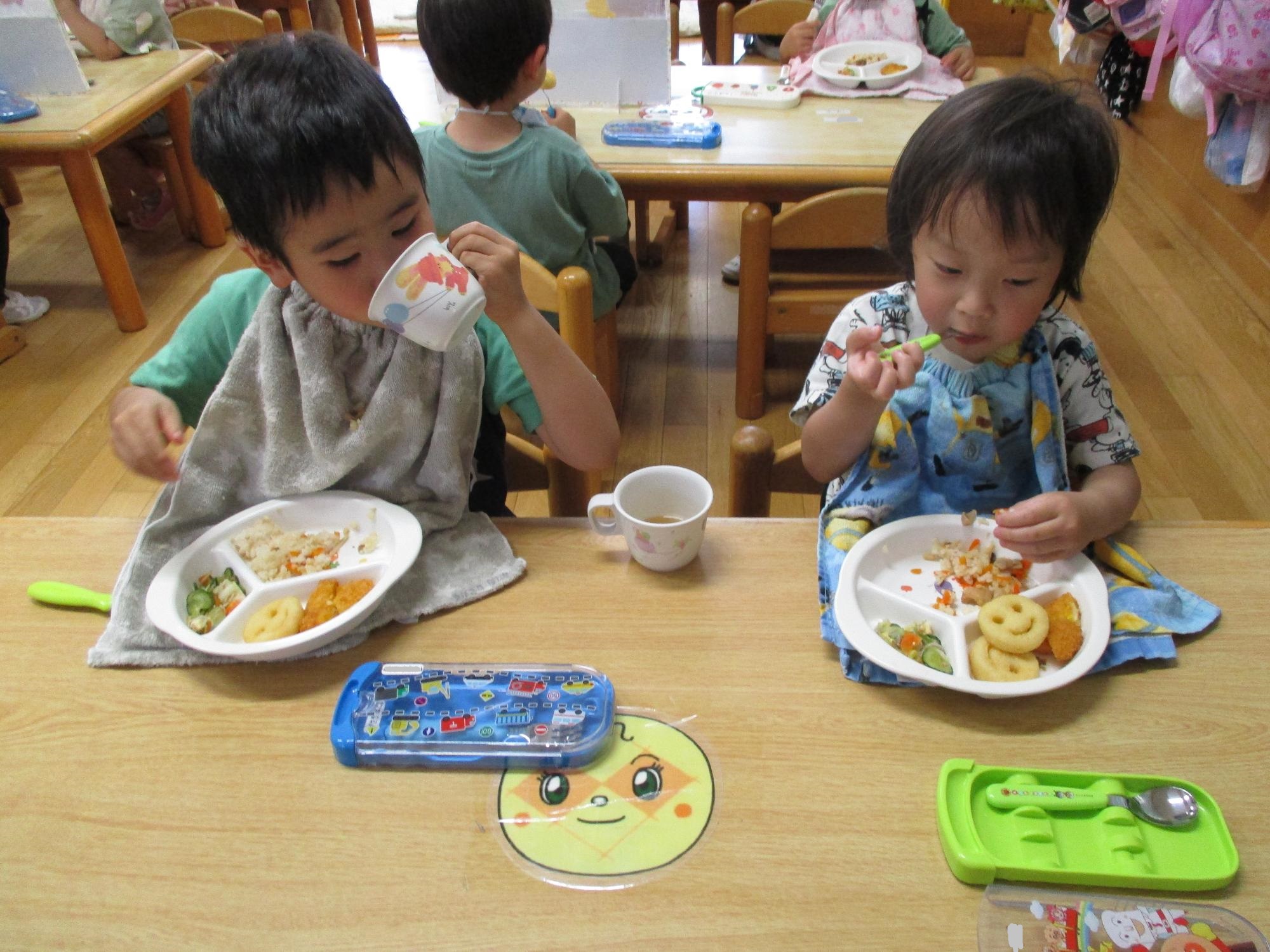 給食を食べるつぼみ2組の子ども達です。