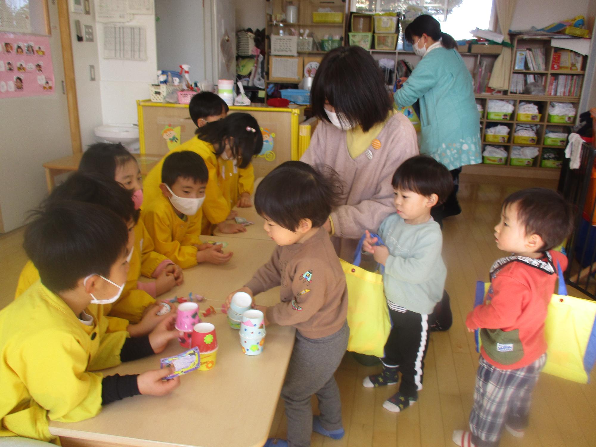 お店屋さんごっこを楽しむ様子。