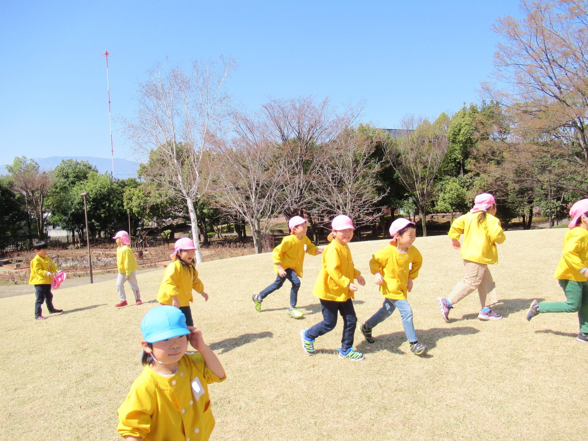 ひまわり組が美術館へお散歩へいった写真