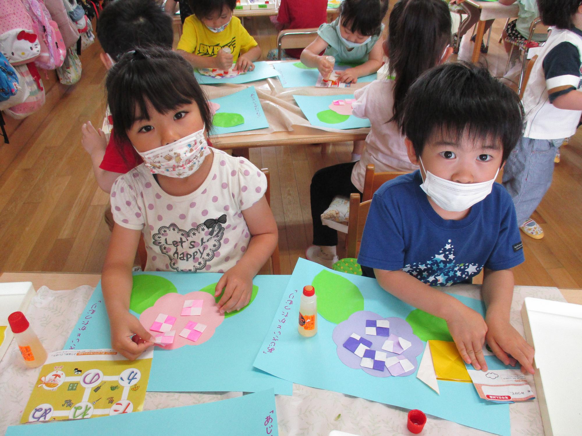 あじさいの制作を楽しむさくら組の子ども達です。