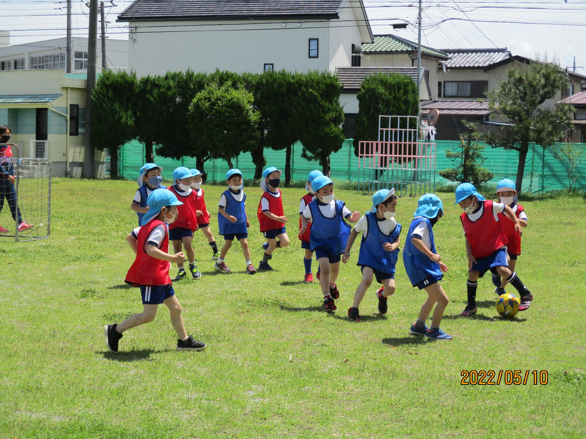 サッカー教室を楽しむひまわり組の子ども達です。