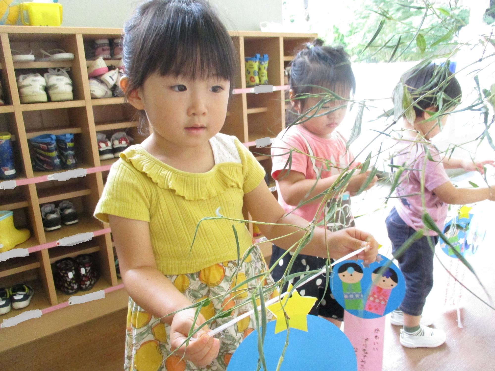 短冊を飾っているつぼみ2組の子ども達です。