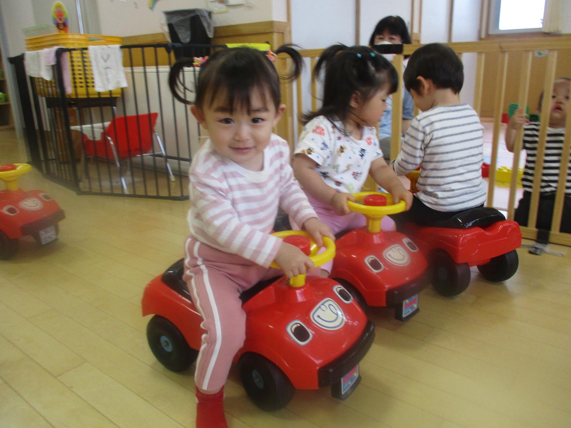 コンビカーで楽しむつぼみ1組の子ども達。