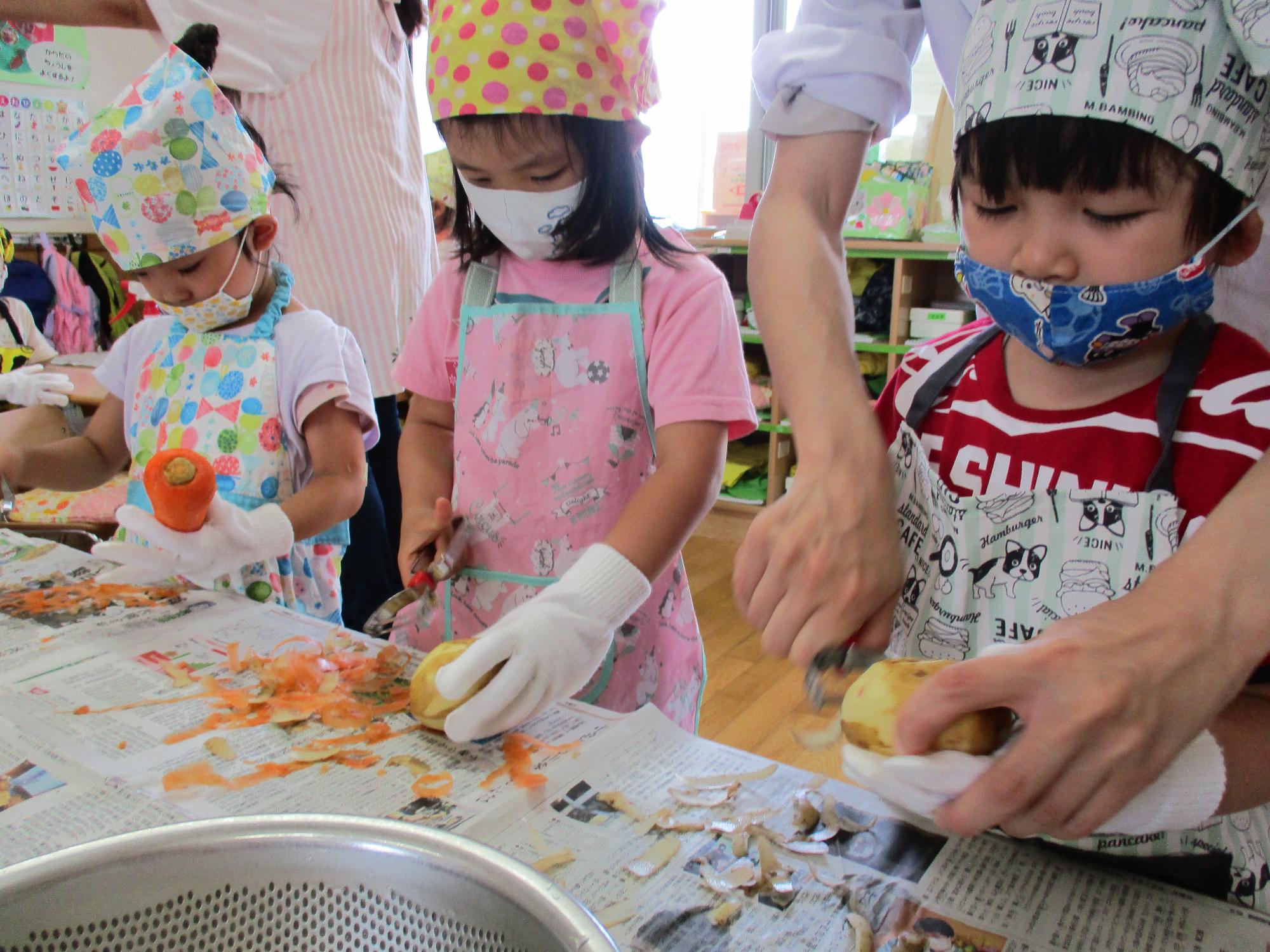 野菜の皮をむくさくら組の子ども達です。