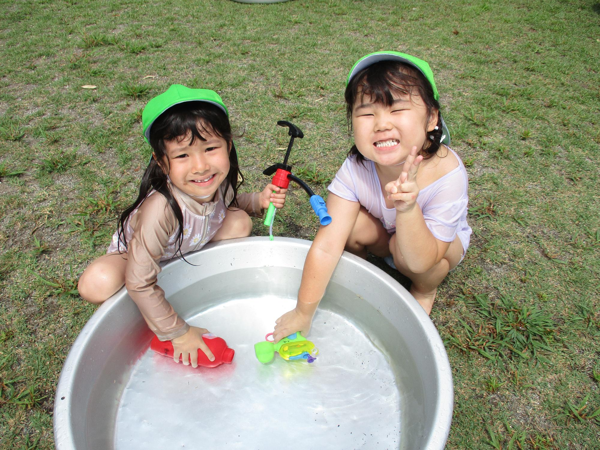 水あそびを楽しむさくら組の子ども達です。